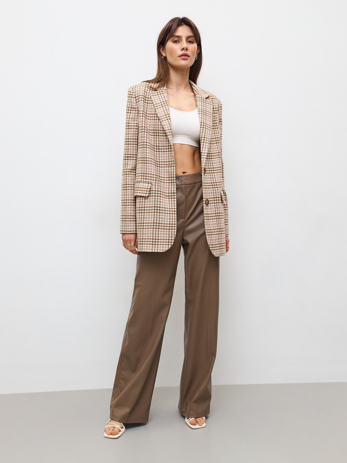 


Жакет oversize на двух пуговицах. Лацканы и воротник. Два рабочих кармана с клапанами и один декоративный с листочкой. Классическая линия плеч. Шлица на спинке для комфорта в движении. Сочетайте модель с костюмными брюками или с джинсами для образа на каждый день весны. Три благородных оттенка для любого повода.

На модели размер XS/S