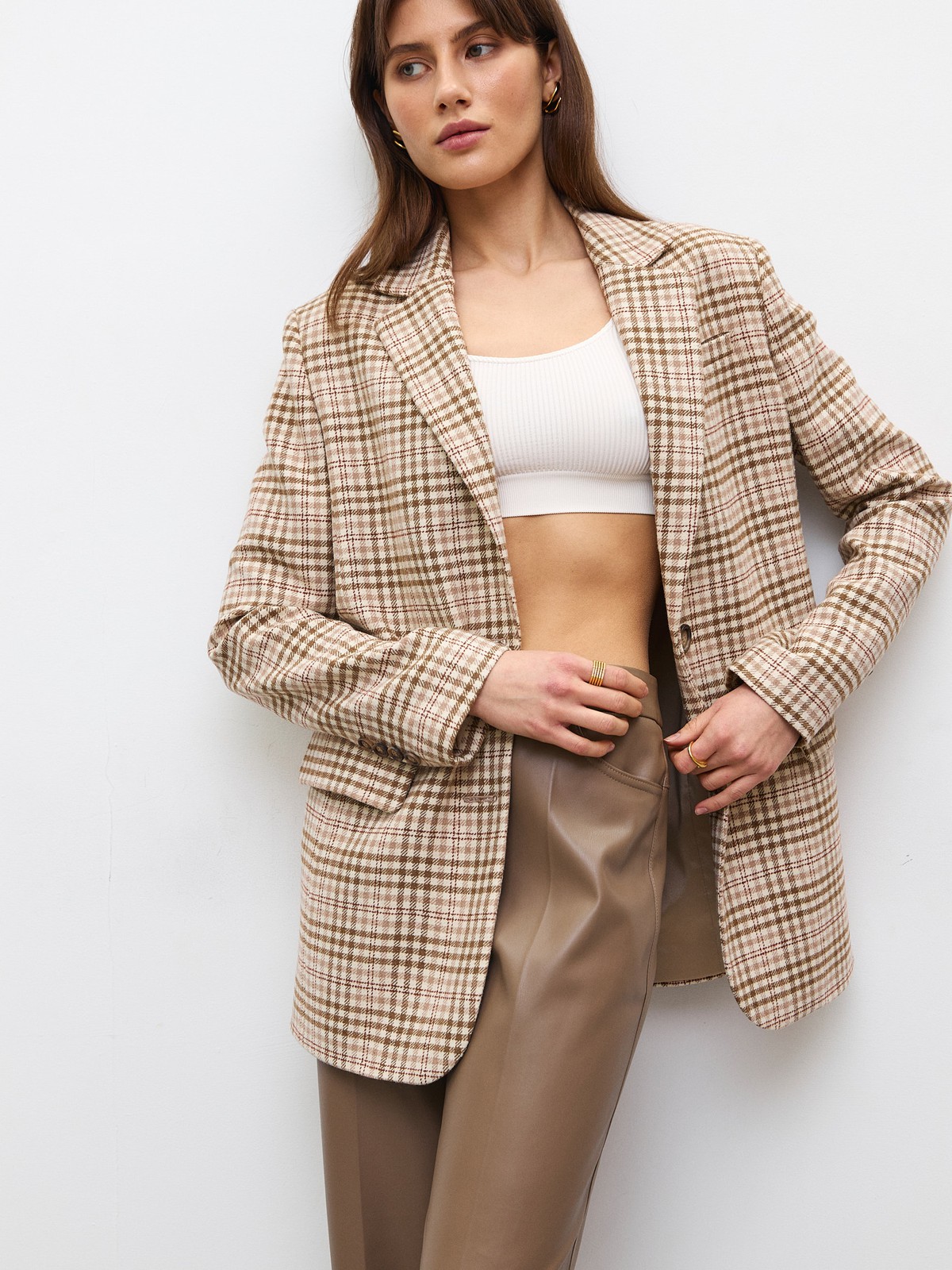 


Жакет oversize на двух пуговицах. Лацканы и воротник. Два рабочих кармана с клапанами и один декоративный с листочкой. Классическая линия плеч. Шлица на спинке для комфорта в движении. Сочетайте модель с костюмными брюками или с джинсами для образа на каждый день весны. Три благородных оттенка для любого повода.

На модели размер XS/S