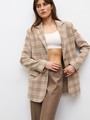 


Жакет oversize на двух пуговицах. Лацканы и воротник. Два рабочих кармана с клапанами и один декоративный с листочкой. Классическая линия плеч. Шлица на спинке для комфорта в движении. Сочетайте модель с костюмными брюками или с джинсами для образа на каждый день весны. Три благородных оттенка для любого повода.

На модели размер XS/S