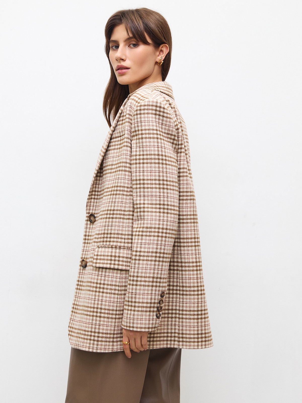 


Жакет oversize на двух пуговицах. Лацканы и воротник. Два рабочих кармана с клапанами и один декоративный с листочкой. Классическая линия плеч. Шлица на спинке для комфорта в движении. Сочетайте модель с костюмными брюками или с джинсами для образа на каждый день весны. Три благородных оттенка для любого повода.

На модели размер XS/S