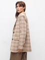 


Жакет oversize на двух пуговицах. Лацканы и воротник. Два рабочих кармана с клапанами и один декоративный с листочкой. Классическая линия плеч. Шлица на спинке для комфорта в движении. Сочетайте модель с костюмными брюками или с джинсами для образа на каждый день весны. Три благородных оттенка для любого повода.

На модели размер XS/S