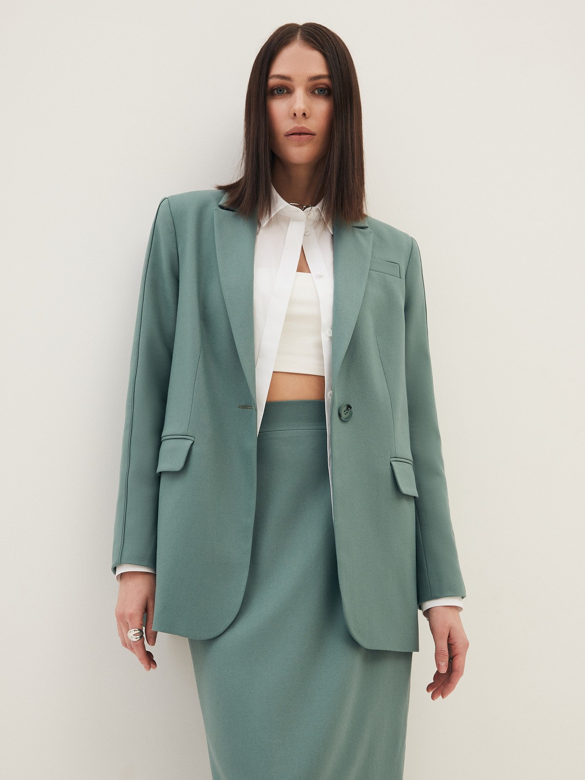 Юбка-карандаш миди, цвет: мятный Allweneed
Юбка-карандаш с длины миди со шлицей на спинке. Застежка на потайную молнию сзади и два кармана. Посадка на уровне талии, поэтому модель будет смотреться хорошо на любой фигуре. Этот фасон один из самых любимых у наших клиентов. Носите каждый день в офис с жакетами, а вечером с шелковым топом. Три оттенка для вас: мятный, молочный и бежевый в гусиную лапку.
На модели размер XS