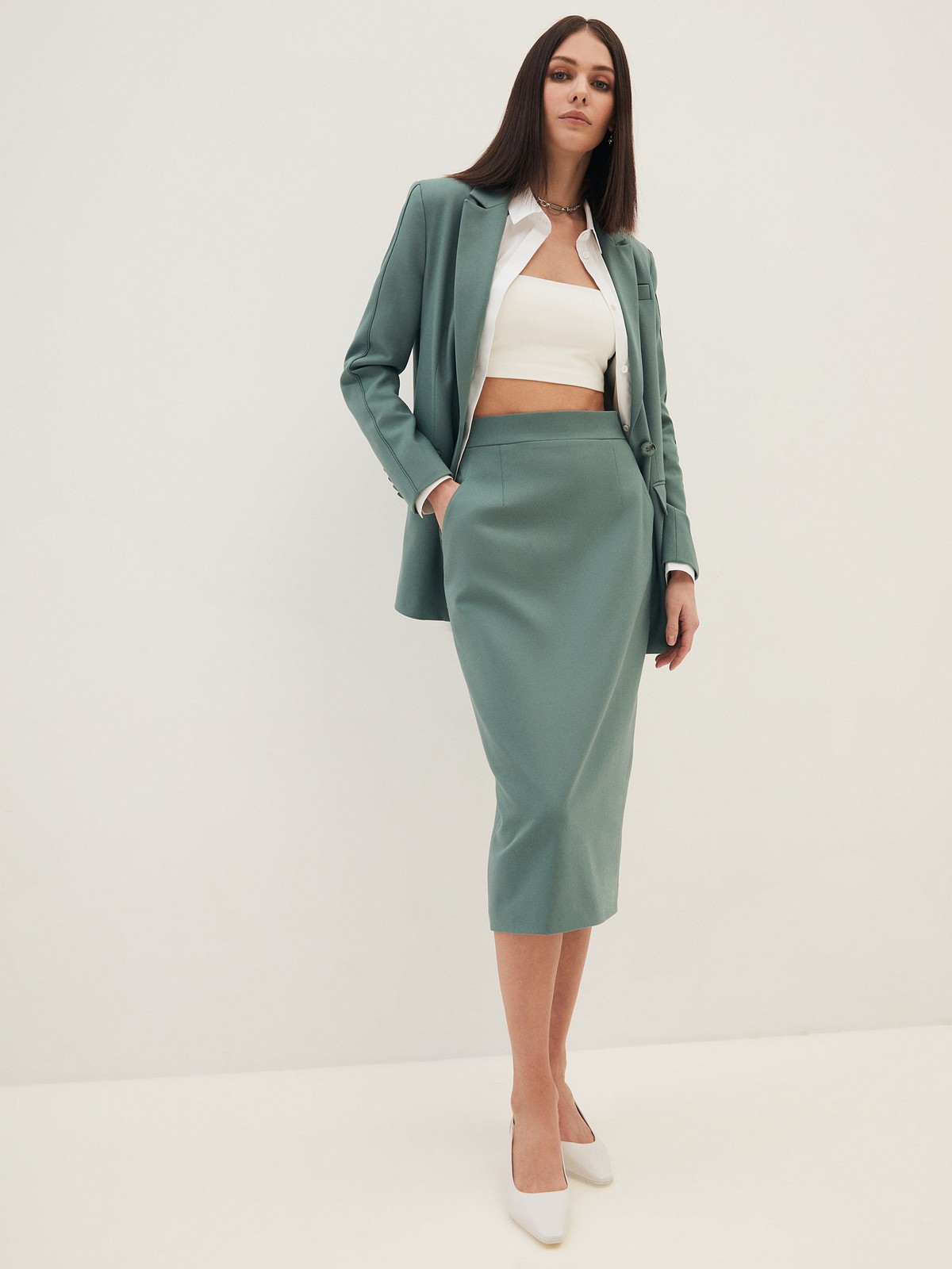Юбка-карандаш миди, цвет: мятный Allweneed
Юбка-карандаш с длины миди со шлицей на спинке. Застежка на потайную молнию сзади и два кармана. Посадка на уровне талии, поэтому модель будет смотреться хорошо на любой фигуре. Этот фасон один из самых любимых у наших клиентов. Носите каждый день в офис с жакетами, а вечером с шелковым топом. Три оттенка для вас: мятный, молочный и бежевый в гусиную лапку.
На модели размер XS