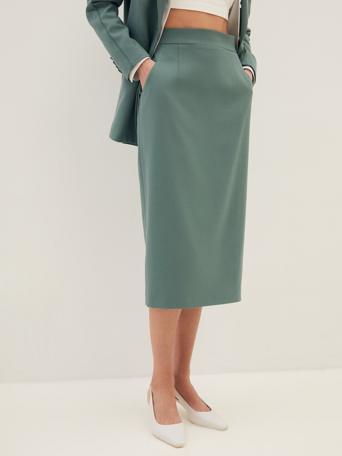 Юбка-карандаш миди, цвет: мятный Allweneed
Юбка-карандаш с длины миди со шлицей на спинке. Застежка на потайную молнию сзади и два кармана. Посадка на уровне талии, поэтому модель будет смотреться хорошо на любой фигуре. Этот фасон один из самых любимых у наших клиентов. Носите каждый день в офис с жакетами, а вечером с шелковым топом. Три оттенка для вас: мятный, молочный и бежевый в гусиную лапку.
На модели размер XS