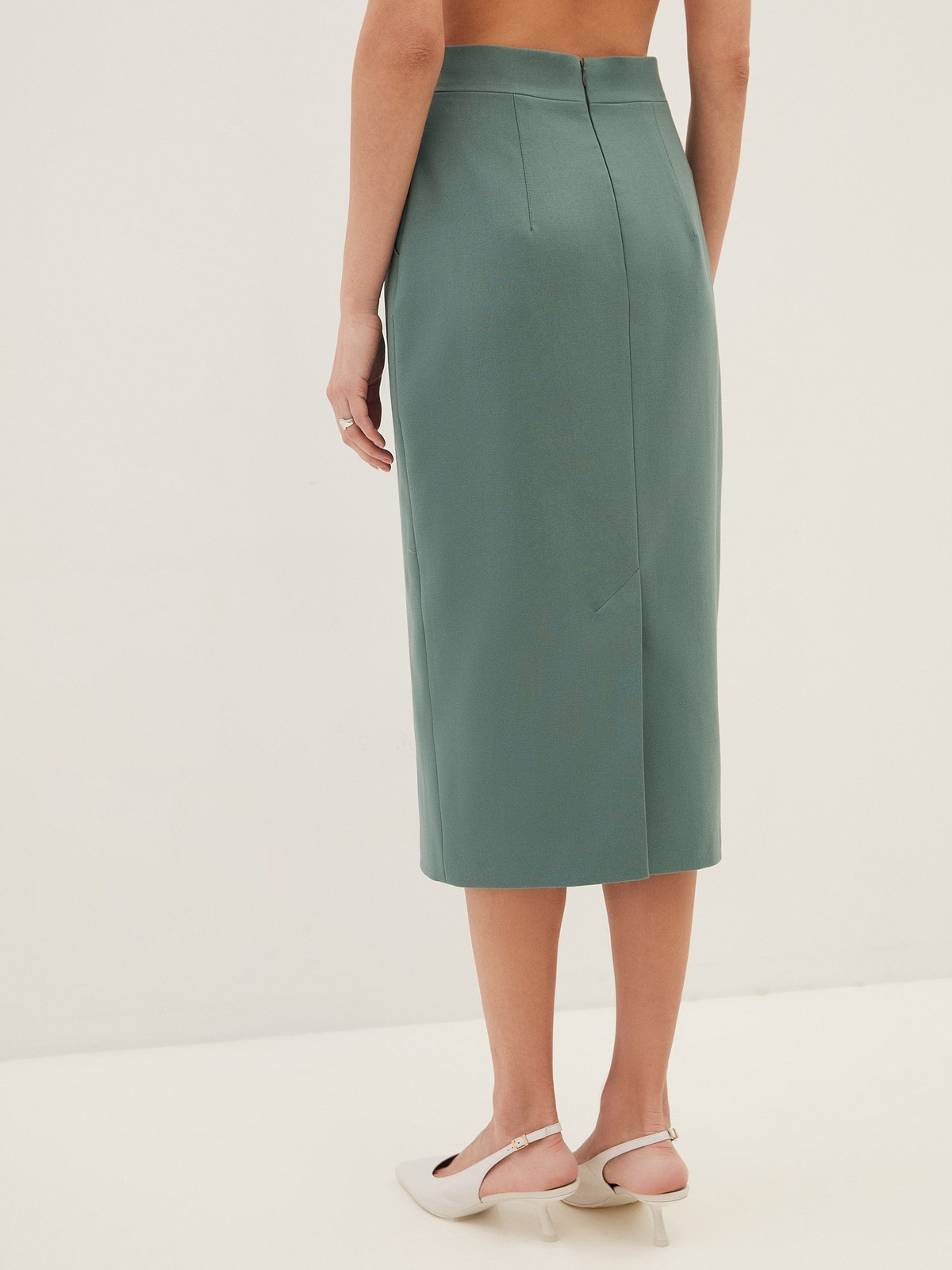 Юбка-карандаш миди, цвет: мятный Allweneed
Юбка-карандаш с длины миди со шлицей на спинке. Застежка на потайную молнию сзади и два кармана. Посадка на уровне талии, поэтому модель будет смотреться хорошо на любой фигуре. Этот фасон один из самых любимых у наших клиентов. Носите каждый день в офис с жакетами, а вечером с шелковым топом. Три оттенка для вас: мятный, молочный и бежевый в гусиную лапку.
На модели размер XS