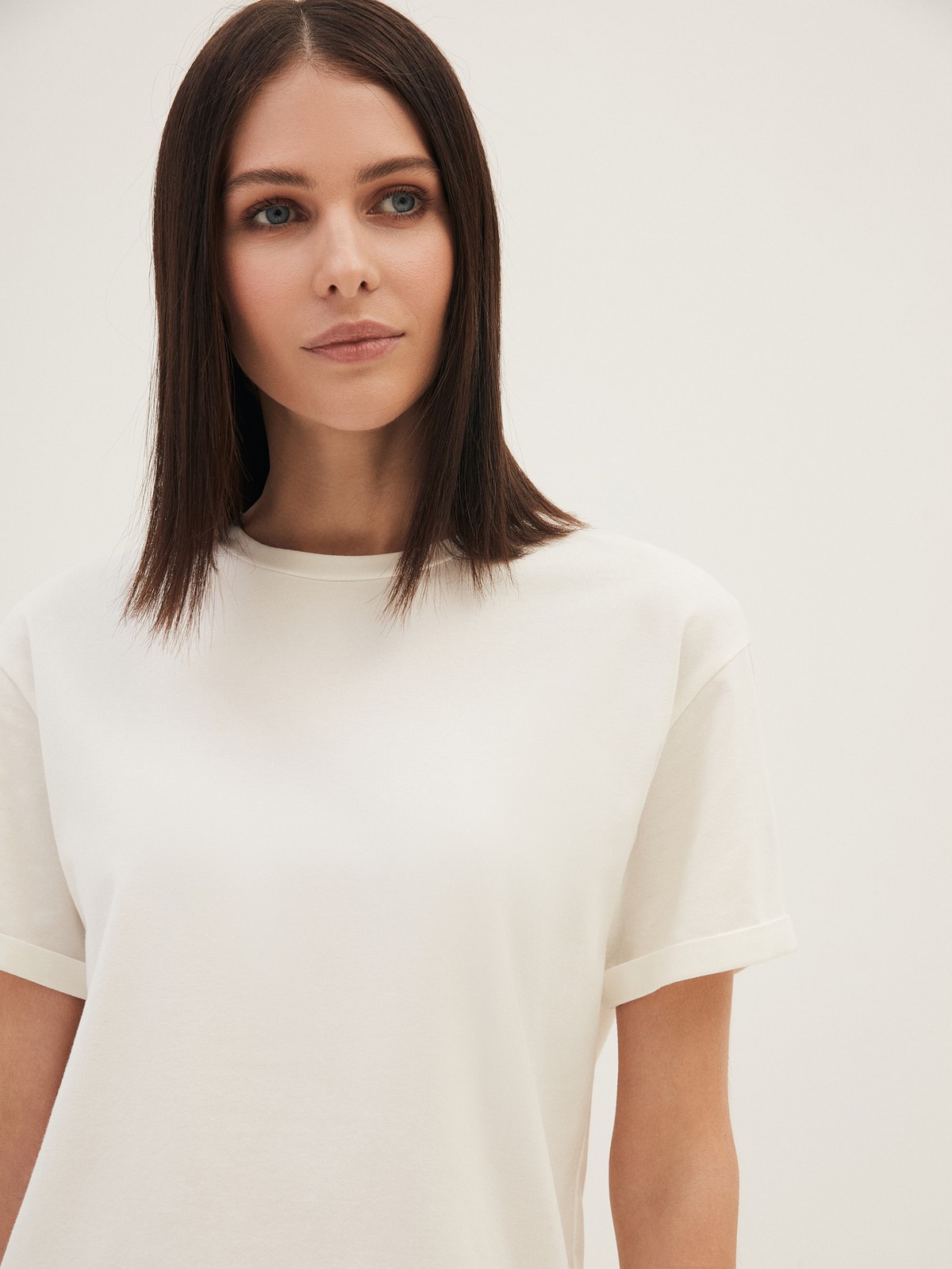 Футболка в стиле boyfriend , цвет: молочный Allweneed Футболка свободного кроя из слегка тянущегося хлопкового материала. В новой коллекции мы выпустили футболки в новыхбазовых, пастельных и приглушенных цветах.
На модели размер M