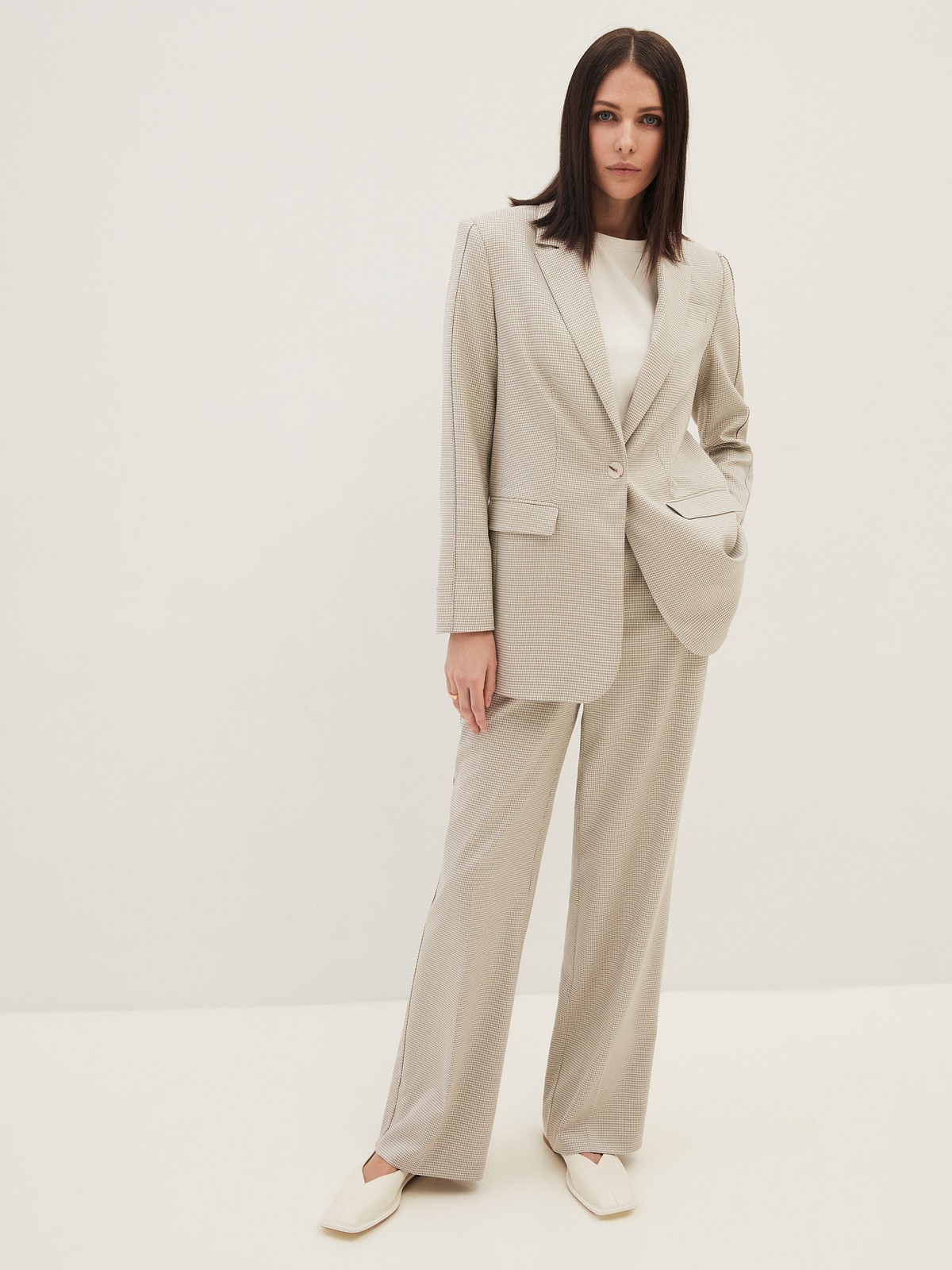 Однобортный жакет с кантиком, цвет: бежевая гусиная лапка Allweneed
Однобортный прямой жакет модель, которая будет популярна во все времена. Костюмная ткань с мягким переплетением волокон. Слегка свободная посадка. Застежка на одну пуговицу, декоративный карман и два рабочих кармана с клапанами, чтобы убрать помаду или телефон. Шлица на спинке для комфорта в движении. Состав изделия отличается по цветам. Обратите внимание на наш весенний фаворит модель цвета лаванды. Носите с брюками из новой коллекции.
На модели размер XS