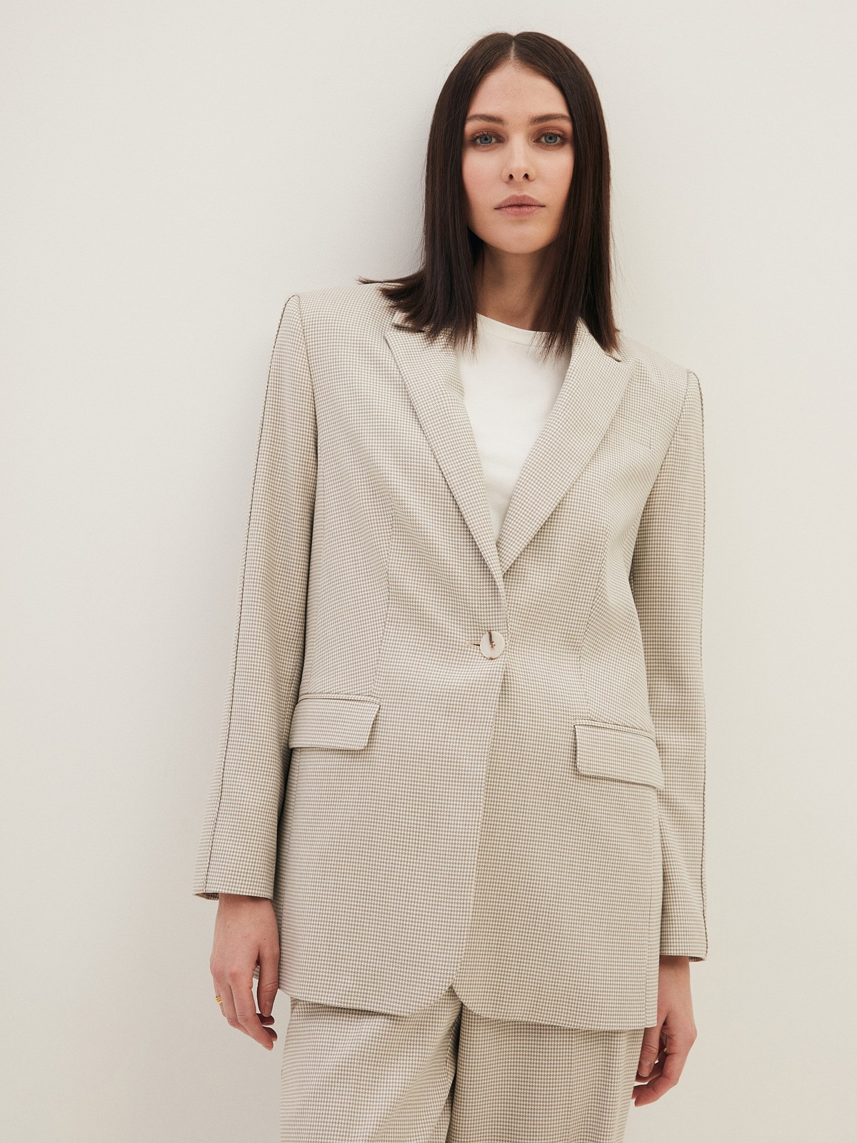 Однобортный жакет с кантиком, цвет: бежевая гусиная лапка Allweneed
Однобортный прямой жакет модель, которая будет популярна во все времена. Костюмная ткань с мягким переплетением волокон. Слегка свободная посадка. Застежка на одну пуговицу, декоративный карман и два рабочих кармана с клапанами, чтобы убрать помаду или телефон. Шлица на спинке для комфорта в движении. Состав изделия отличается по цветам. Обратите внимание на наш весенний фаворит модель цвета лаванды. Носите с брюками из новой коллекции.
На модели размер XS