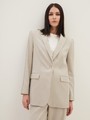 Однобортный жакет с кантиком, цвет: бежевая гусиная лапка Allweneed
Однобортный прямой жакет модель, которая будет популярна во все времена. Костюмная ткань с мягким переплетением волокон. Слегка свободная посадка. Застежка на одну пуговицу, декоративный карман и два рабочих кармана с клапанами, чтобы убрать помаду или телефон. Шлица на спинке для комфорта в движении. Состав изделия отличается по цветам. Обратите внимание на наш весенний фаворит модель цвета лаванды. Носите с брюками из новой коллекции.
На модели размер XS