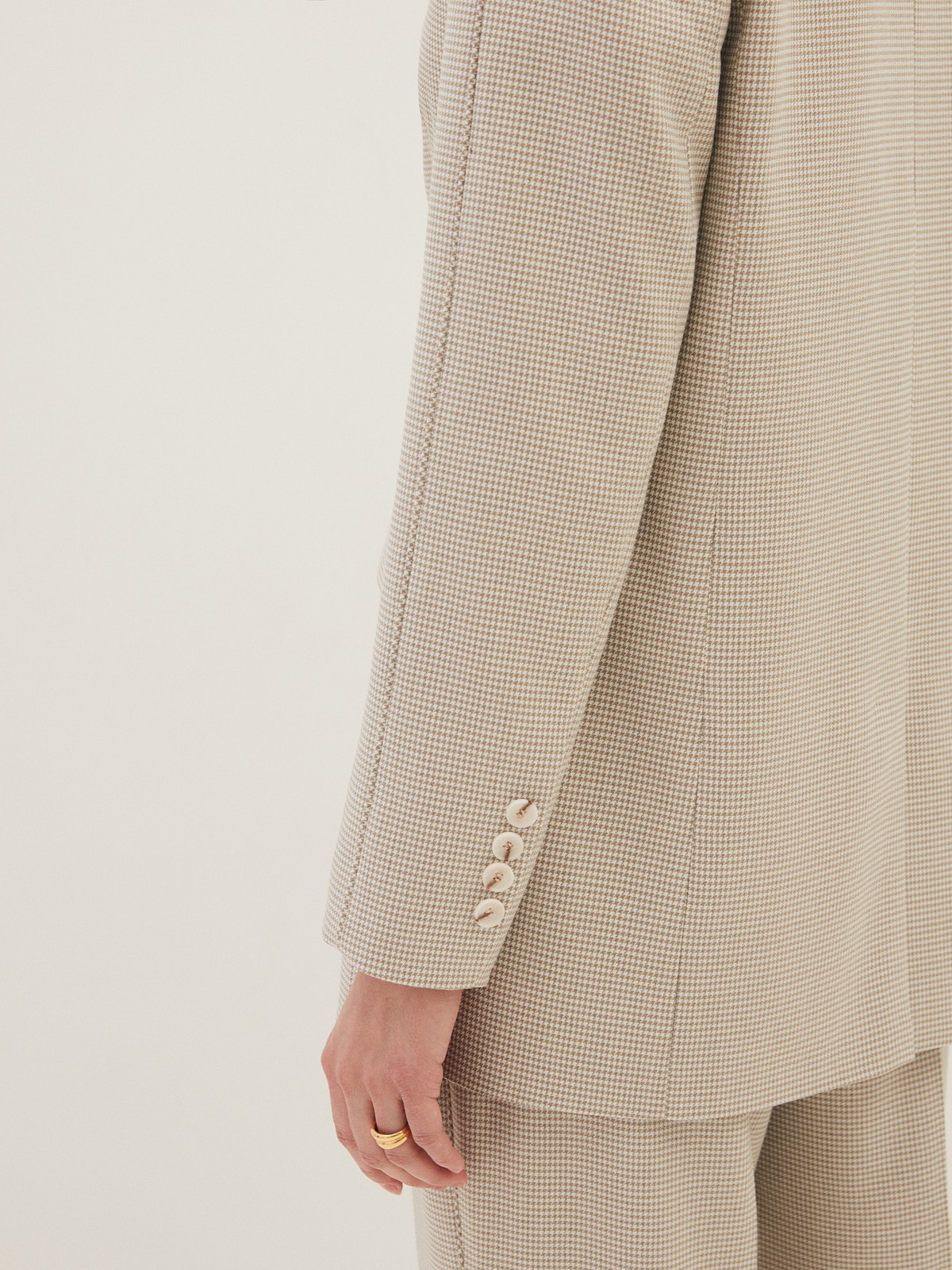 Однобортный жакет с кантиком, цвет: бежевая гусиная лапка Allweneed
Однобортный прямой жакет модель, которая будет популярна во все времена. Костюмная ткань с мягким переплетением волокон. Слегка свободная посадка. Застежка на одну пуговицу, декоративный карман и два рабочих кармана с клапанами, чтобы убрать помаду или телефон. Шлица на спинке для комфорта в движении. Состав изделия отличается по цветам. Обратите внимание на наш весенний фаворит модель цвета лаванды. Носите с брюками из новой коллекции.
На модели размер XS