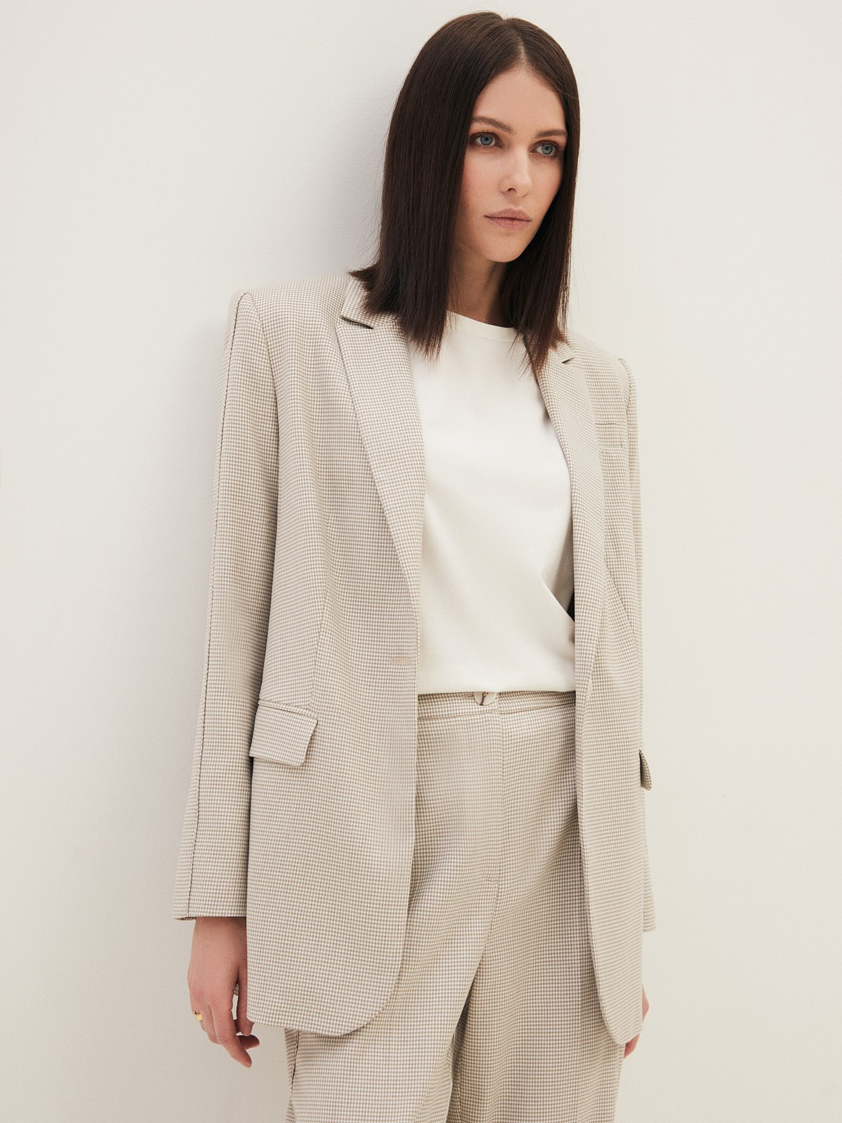 Однобортный жакет с кантиком, цвет: бежевая гусиная лапка Allweneed
Однобортный прямой жакет модель, которая будет популярна во все времена. Костюмная ткань с мягким переплетением волокон. Слегка свободная посадка. Застежка на одну пуговицу, декоративный карман и два рабочих кармана с клапанами, чтобы убрать помаду или телефон. Шлица на спинке для комфорта в движении. Состав изделия отличается по цветам. Обратите внимание на наш весенний фаворит модель цвета лаванды. Носите с брюками из новой коллекции.
На модели размер XS