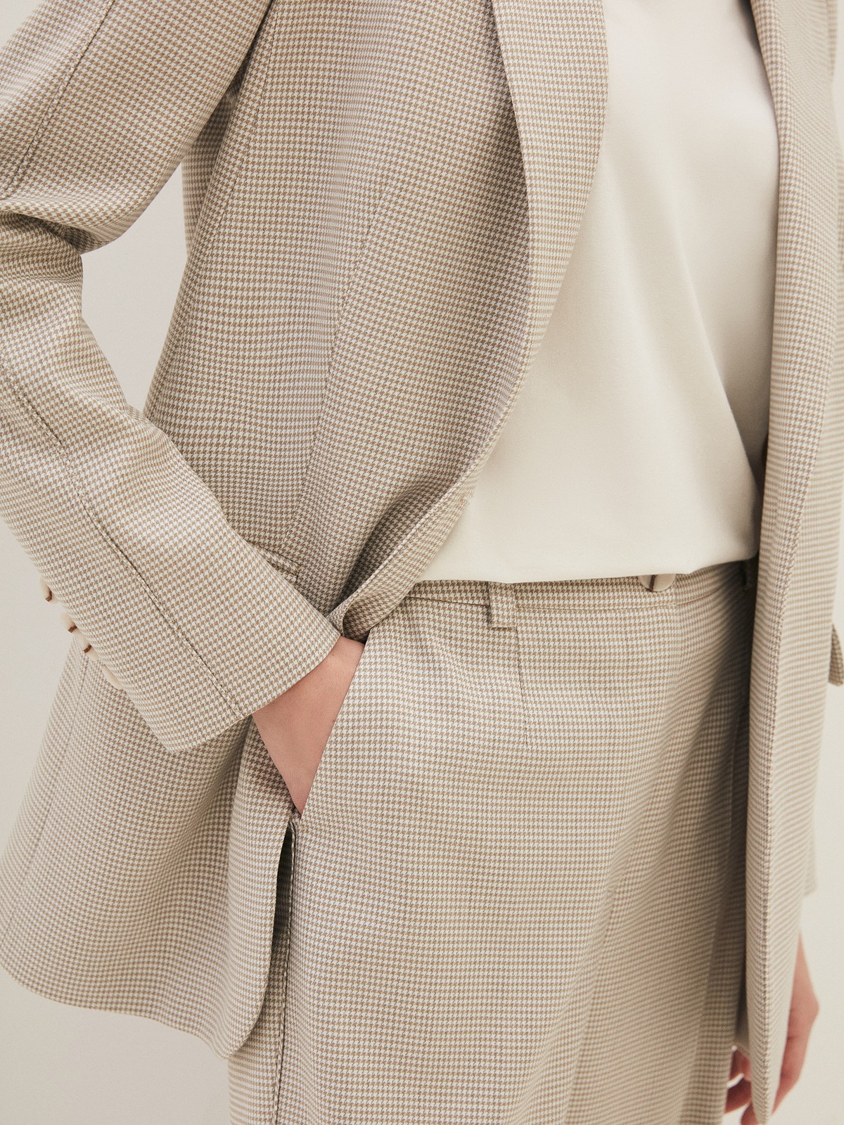 Прямые брюки с кантиком, цвет: бежевая гусиная лапка Allweneed
Широкие брюки из костюмной ткани, полной длины, с кантиком в боковом шве. Посадка на уровне талии для гармоничных пропорций. Два кармана по бокам. Мы сочетаем модель с однобортным жакетом из коллекции или носим с любым верхом: топом, топом-бандо или рубашкой. Наш любимый весенний оттенок лавандовый.
На модели размер XS