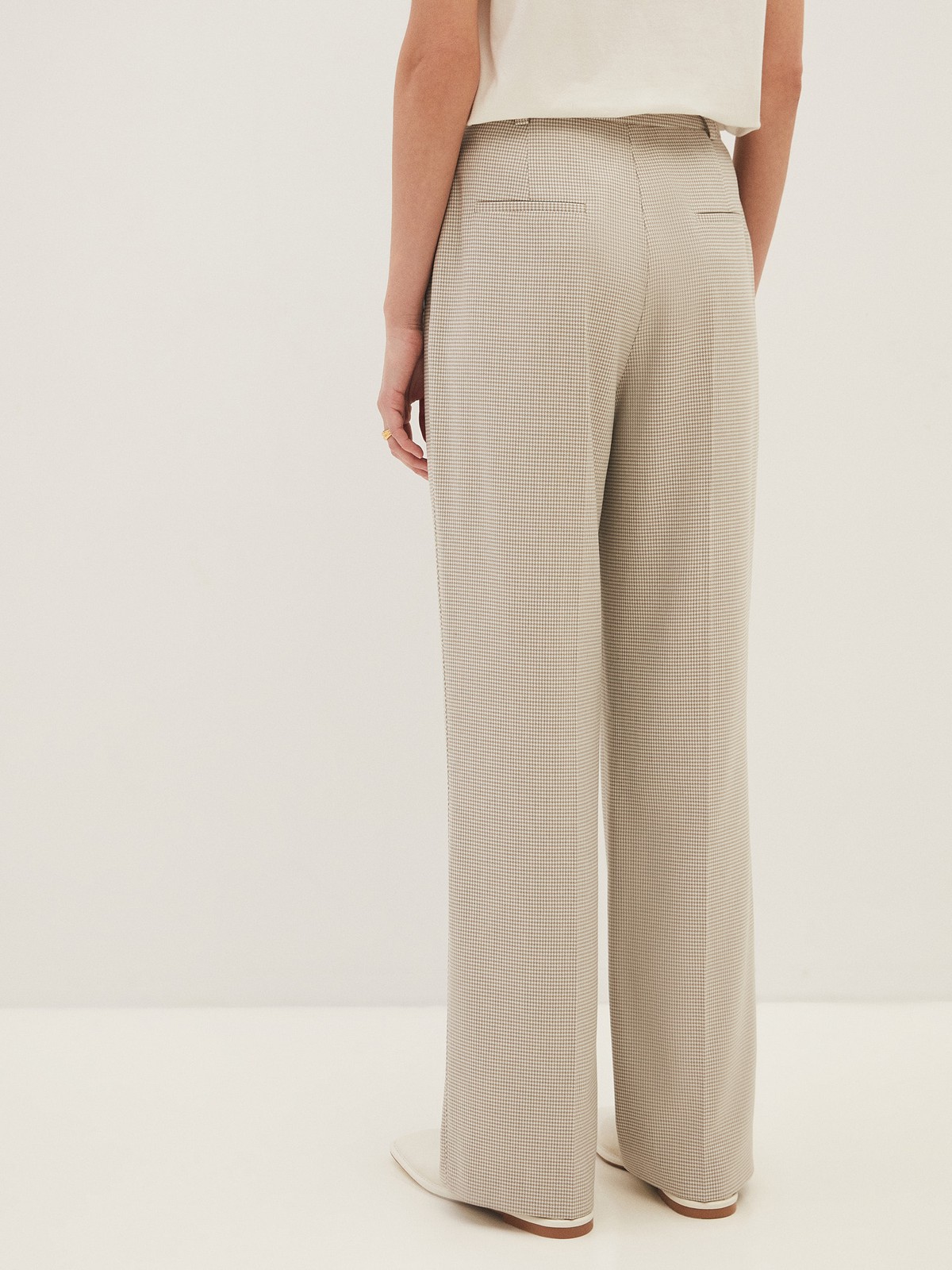 Прямые брюки с кантиком, цвет: бежевая гусиная лапка Allweneed
Широкие брюки из костюмной ткани, полной длины, с кантиком в боковом шве. Посадка на уровне талии для гармоничных пропорций. Два кармана по бокам. Мы сочетаем модель с однобортным жакетом из коллекции или носим с любым верхом: топом, топом-бандо или рубашкой. Наш любимый весенний оттенок лавандовый.
На модели размер XS