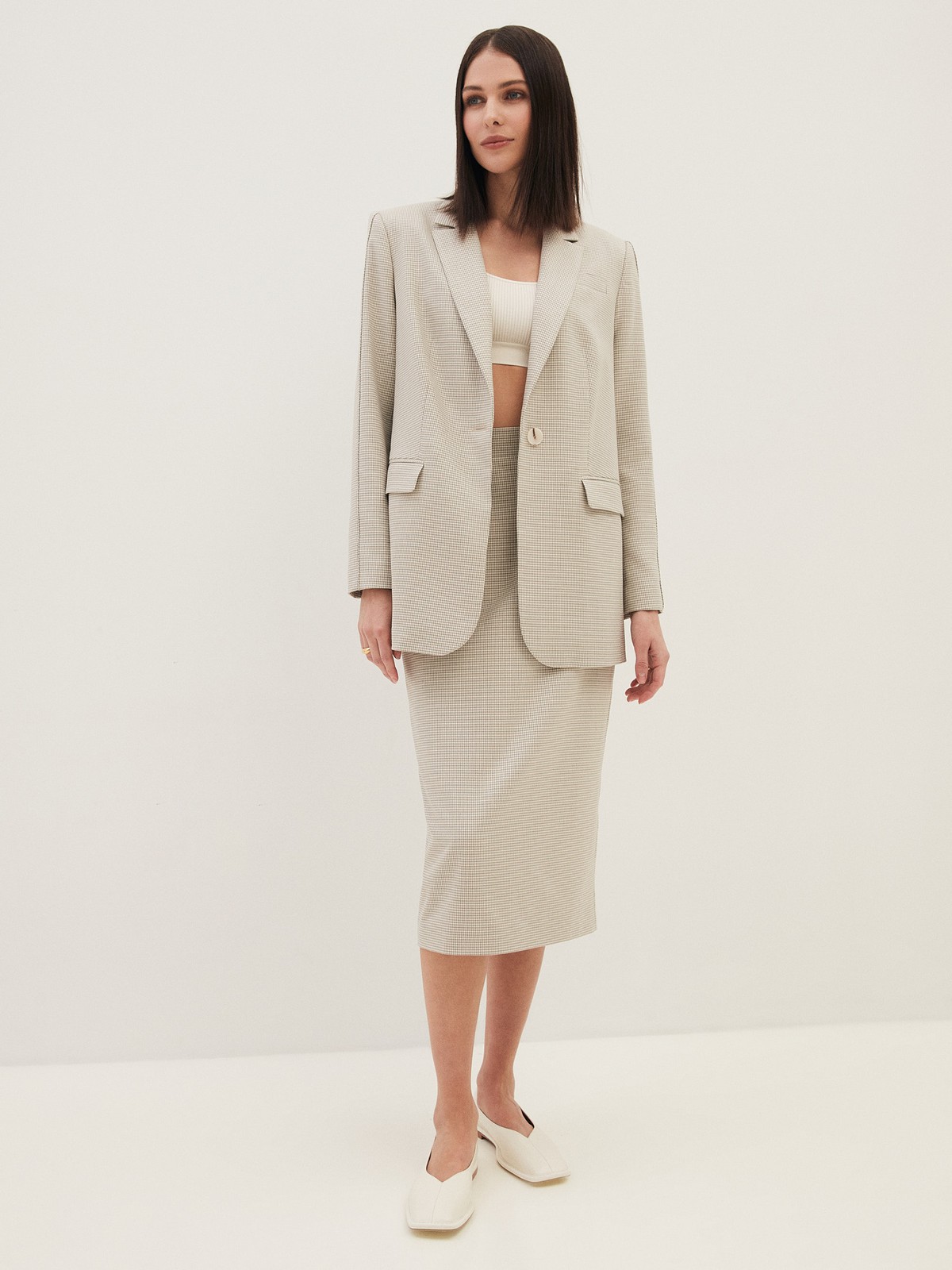 Юбка-карандаш миди, цвет: бежевая гусиная лапка Allweneed
Юбка-карандаш с длины миди со шлицей на спинке. Застежка на потайную молнию сзади и два кармана. Посадка на уровне талии, поэтому модель будет смотреться хорошо на любой фигуре. Этот фасон один из самых любимых у наших клиентов. Носите каждый день в офис с жакетами, а вечером с шелковым топом. Три оттенка для вас: мятный, молочный и бежевый в гусиную лапку.
На модели размер XS