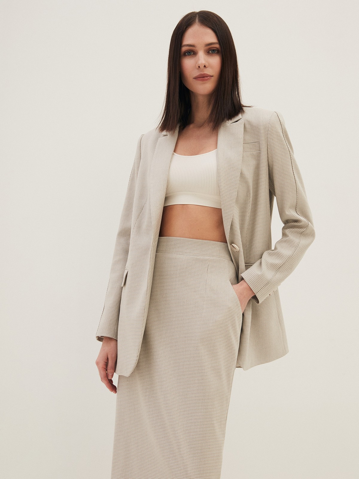 Юбка-карандаш миди, цвет: бежевая гусиная лапка Allweneed
Юбка-карандаш с длины миди со шлицей на спинке. Застежка на потайную молнию сзади и два кармана. Посадка на уровне талии, поэтому модель будет смотреться хорошо на любой фигуре. Этот фасон один из самых любимых у наших клиентов. Носите каждый день в офис с жакетами, а вечером с шелковым топом. Три оттенка для вас: мятный, молочный и бежевый в гусиную лапку.
На модели размер XS