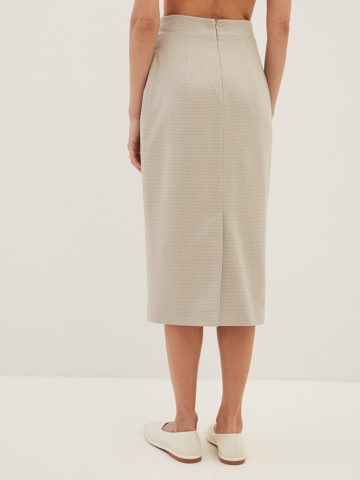 Юбка-карандаш миди, цвет: бежевая гусиная лапка Allweneed
Юбка-карандаш с длины миди со шлицей на спинке. Застежка на потайную молнию сзади и два кармана. Посадка на уровне талии, поэтому модель будет смотреться хорошо на любой фигуре. Этот фасон один из самых любимых у наших клиентов. Носите каждый день в офис с жакетами, а вечером с шелковым топом. Три оттенка для вас: мятный, молочный и бежевый в гусиную лапку.
На модели размер XS