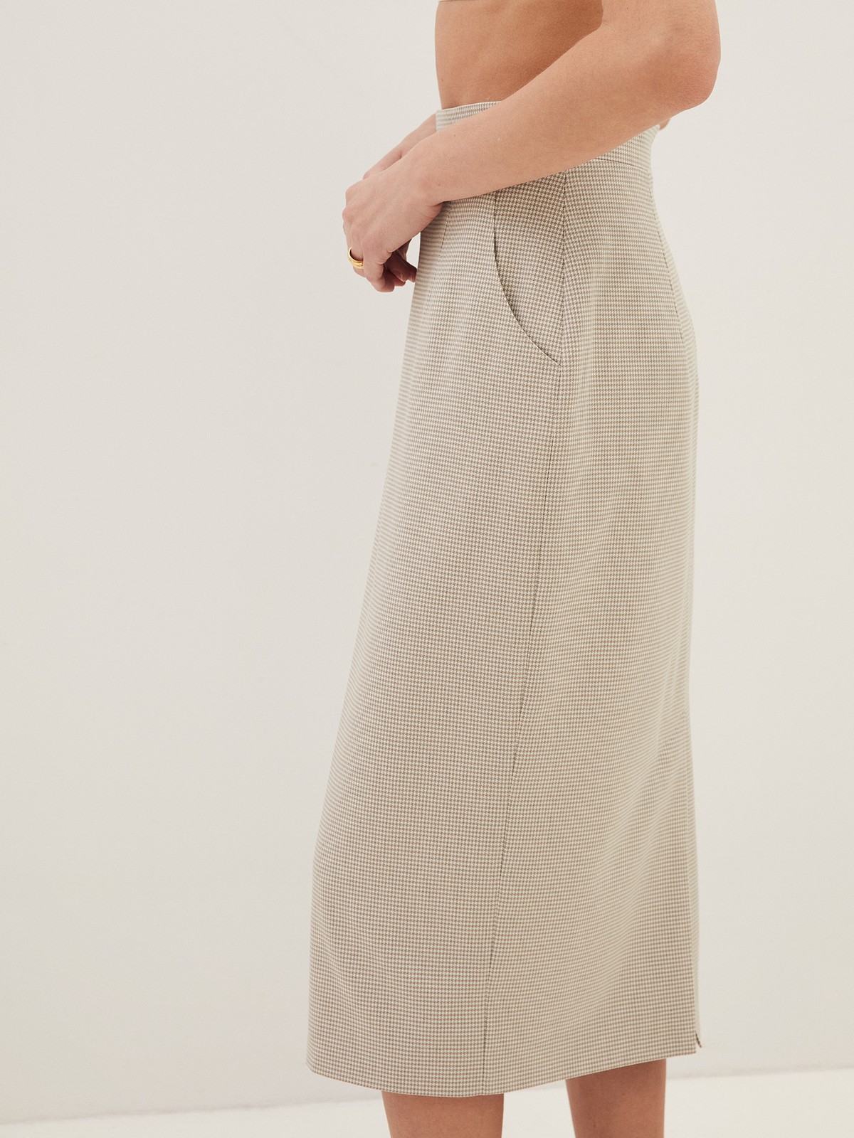 Юбка-карандаш миди, цвет: бежевая гусиная лапка Allweneed
Юбка-карандаш с длины миди со шлицей на спинке. Застежка на потайную молнию сзади и два кармана. Посадка на уровне талии, поэтому модель будет смотреться хорошо на любой фигуре. Этот фасон один из самых любимых у наших клиентов. Носите каждый день в офис с жакетами, а вечером с шелковым топом. Три оттенка для вас: мятный, молочный и бежевый в гусиную лапку.
На модели размер XS