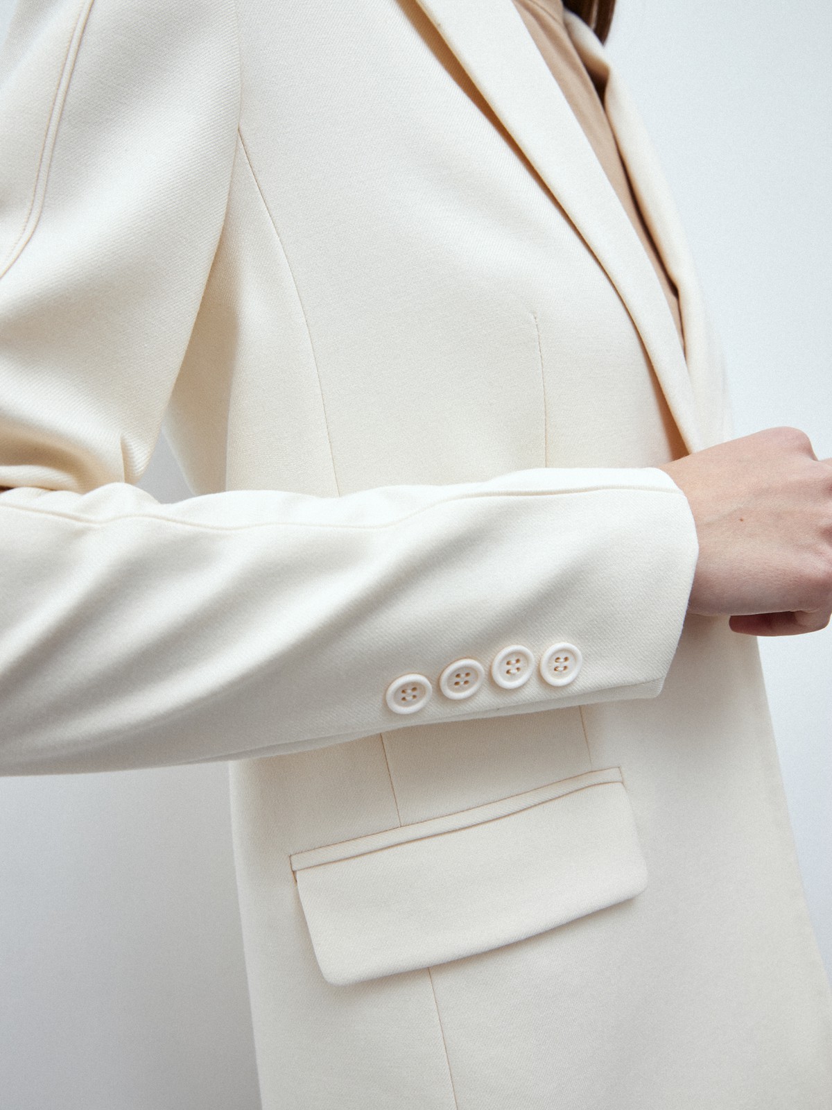 Однобортный жакет с кантиком, цвет: молочный Allweneed
Однобортный прямой жакет модель, которая будет популярна во все времена. Костюмная ткань с мягким переплетением волокон. Слегка свободная посадка. Застежка на одну пуговицу, декоративный карман и два рабочих кармана с клапанами, чтобы убрать помаду или телефон. Шлица на спинке для комфорта в движении. Состав изделия отличается по цветам. Обратите внимание на наш весенний фаворит модель цвета лаванды. Носите с брюками из новой коллекции.
На модели размер XS