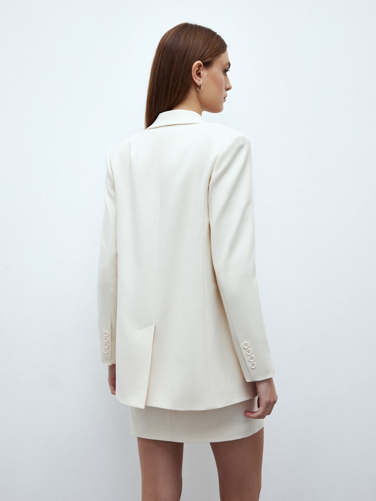 Однобортный жакет с кантиком, цвет: молочный Allweneed
Однобортный прямой жакет модель, которая будет популярна во все времена. Костюмная ткань с мягким переплетением волокон. Слегка свободная посадка. Застежка на одну пуговицу, декоративный карман и два рабочих кармана с клапанами, чтобы убрать помаду или телефон. Шлица на спинке для комфорта в движении. Состав изделия отличается по цветам. Обратите внимание на наш весенний фаворит модель цвета лаванды. Носите с брюками из новой коллекции.
На модели размер XS