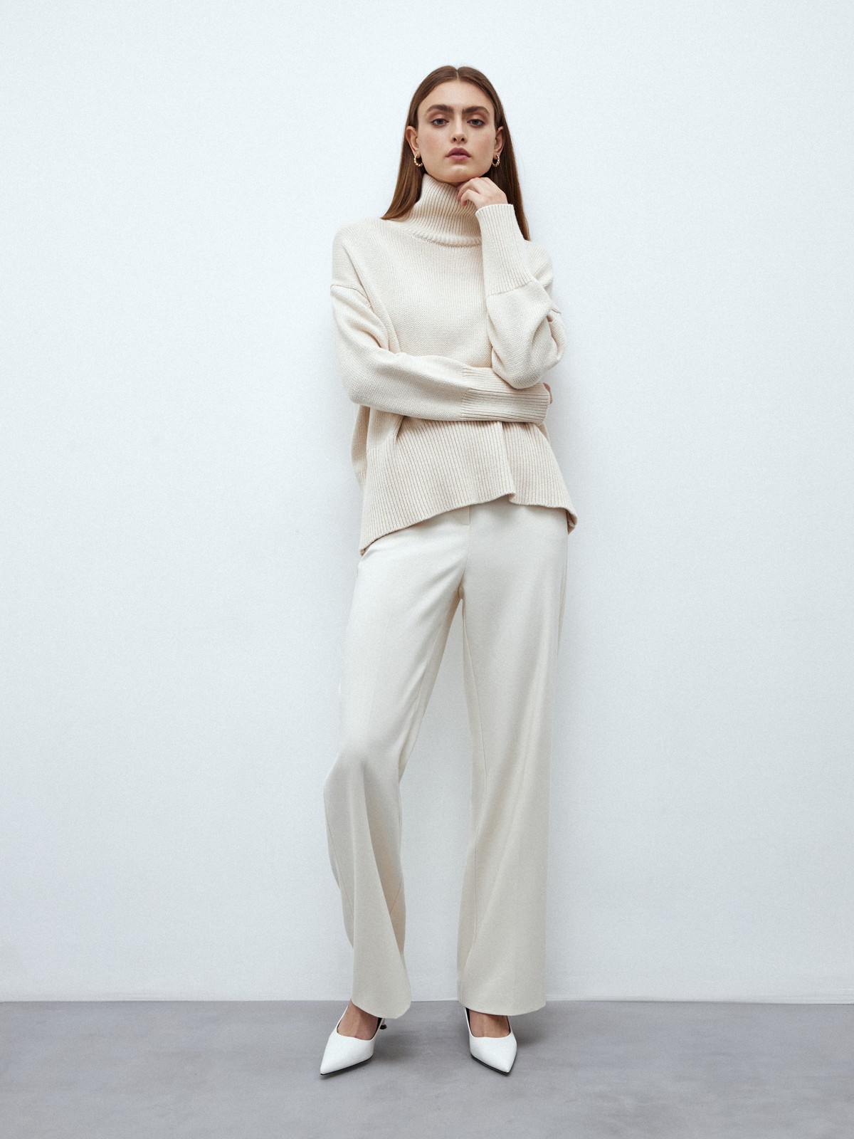 Прямые брюки с кантиком, цвет: молочный Allweneed
Широкие брюки из костюмной ткани, полной длины, с кантиком в боковом шве. Посадка на уровне талии для гармоничных пропорций. Два кармана по бокам. Мы сочетаем модель с однобортным жакетом из коллекции или носим с любым верхом: топом, топом-бандо или рубашкой. Наш любимый весенний оттенок лавандовый.
На модели размер XS