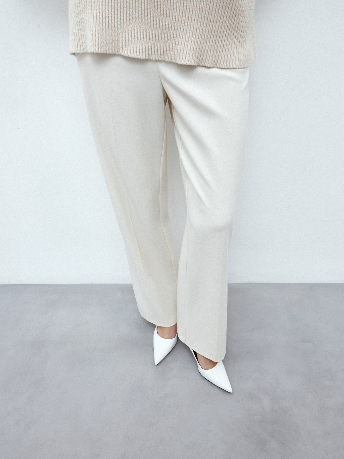 Прямые брюки с кантиком, цвет: молочный Allweneed
Широкие брюки из костюмной ткани, полной длины, с кантиком в боковом шве. Посадка на уровне талии для гармоничных пропорций. Два кармана по бокам. Мы сочетаем модель с однобортным жакетом из коллекции или носим с любым верхом: топом, топом-бандо или рубашкой. Наш любимый весенний оттенок лавандовый.
На модели размер XS