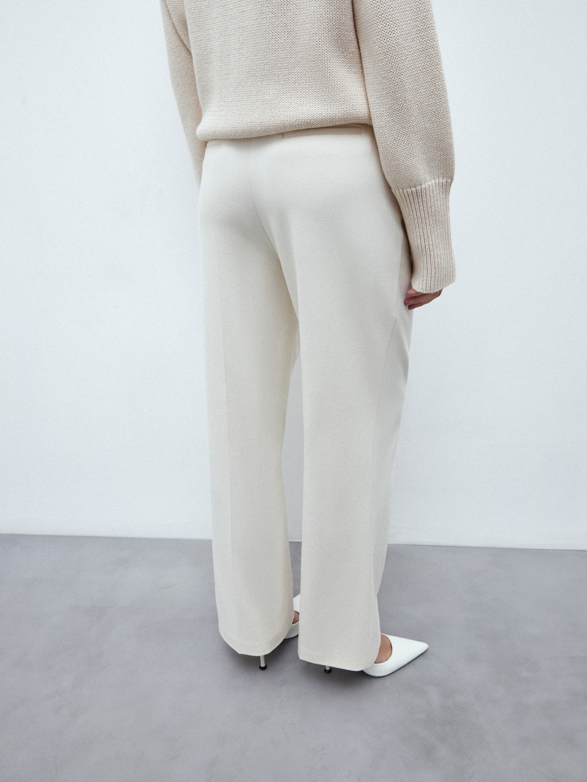 Прямые брюки с кантиком, цвет: молочный Allweneed
Широкие брюки из костюмной ткани, полной длины, с кантиком в боковом шве. Посадка на уровне талии для гармоничных пропорций. Два кармана по бокам. Мы сочетаем модель с однобортным жакетом из коллекции или носим с любым верхом: топом, топом-бандо или рубашкой. Наш любимый весенний оттенок лавандовый.
На модели размер XS