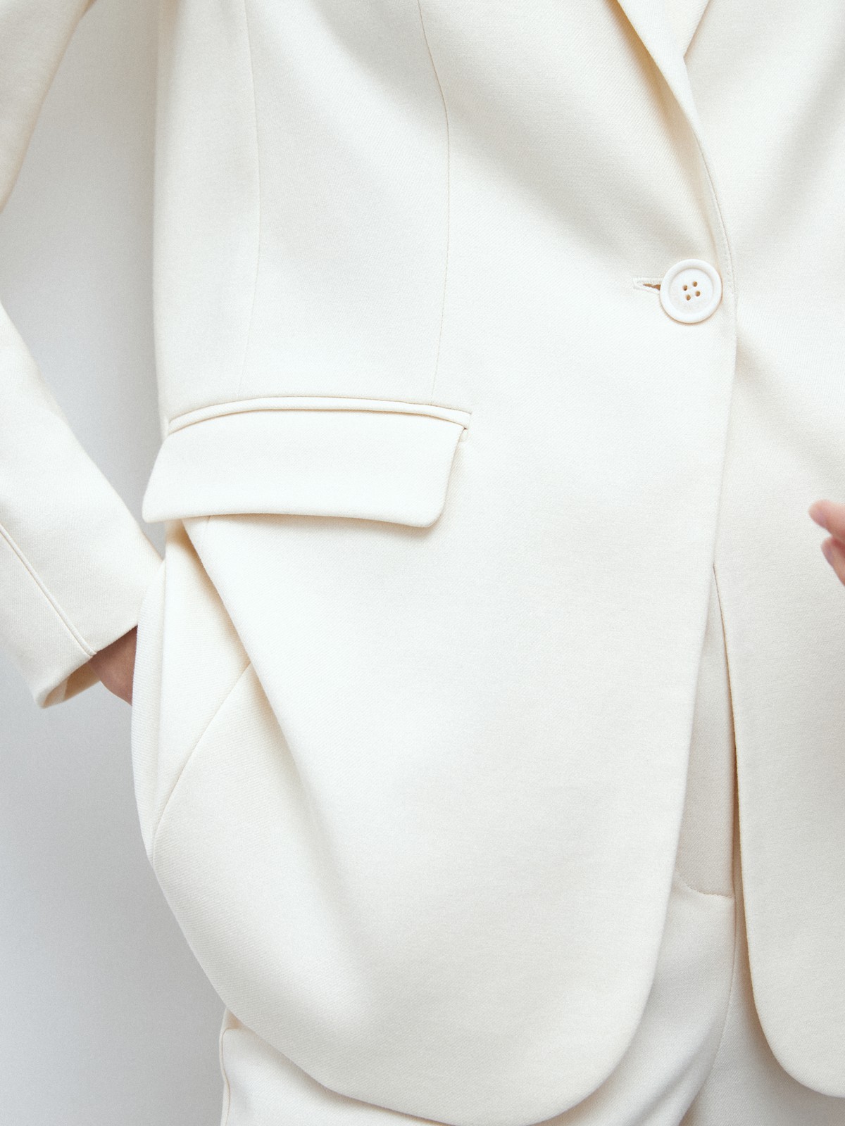 Однобортный жакет с кантиком, цвет: молочный Allweneed
Однобортный прямой жакет модель, которая будет популярна во все времена. Костюмная ткань с мягким переплетением волокон. Слегка свободная посадка. Застежка на одну пуговицу, декоративный карман и два рабочих кармана с клапанами, чтобы убрать помаду или телефон. Шлица на спинке для комфорта в движении. Состав изделия отличается по цветам. Обратите внимание на наш весенний фаворит модель цвета лаванды. Носите с брюками из новой коллекции.
На модели размер XS