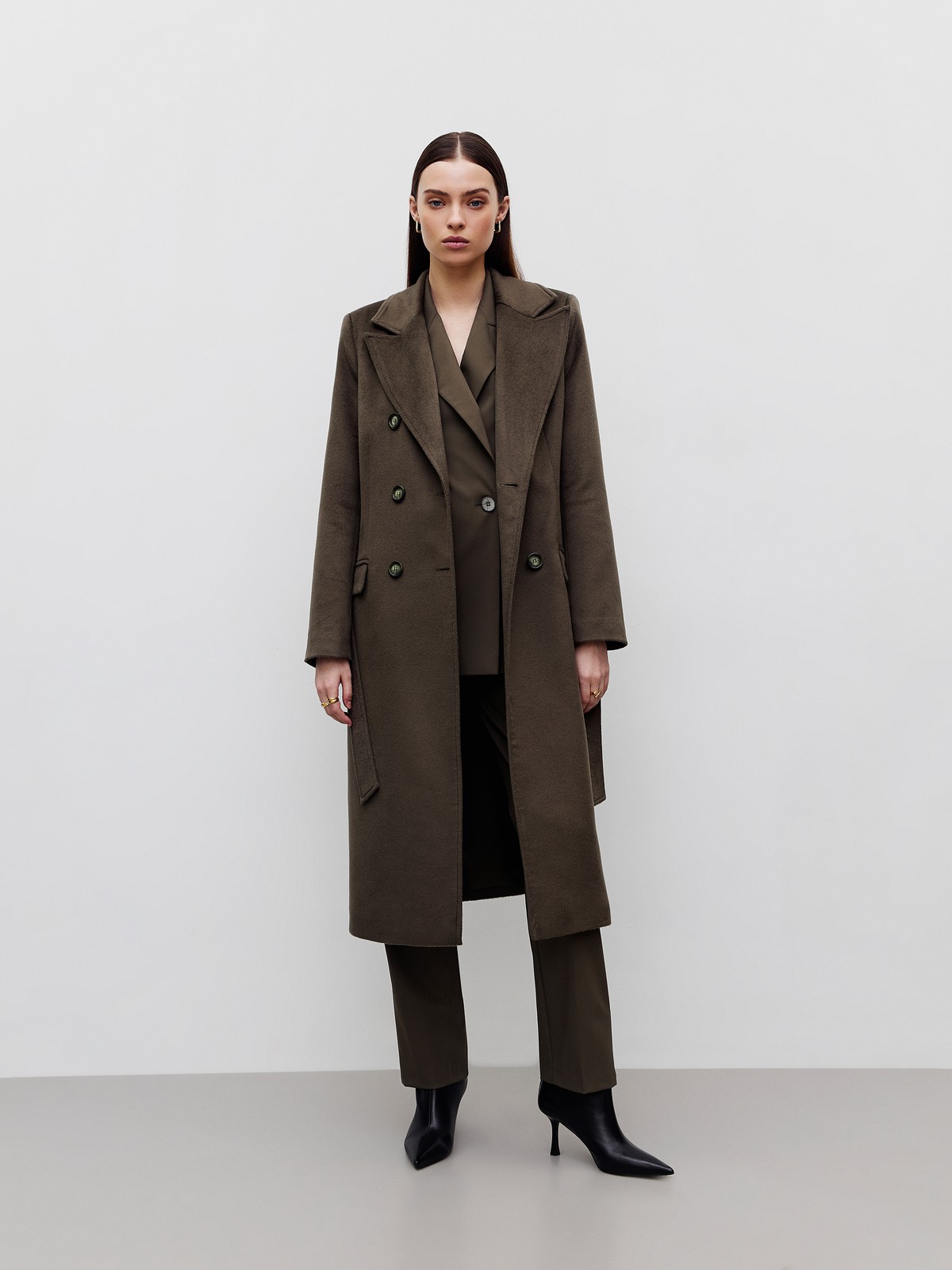 Двубортное пальто с ремнем, цвет: хаки Allweneed Двубортное пальто в стиле мужского пиджака с глянцевым отливом премиальной шерсти влюбляет в себя с первого взгляда! Лаконичное, но эффектное, оно добавит лоск любому образу. Акцентные плечи и лацканы создадут уверенный силуэт, а пояс вокруг талии подчеркнет женственность. Несмотря на большое количество строгих элементов и классический покрой, пальто будет особенно интересно смотреться в образах с платьями, широкими брюками.
Температурный режим до +5 C.
На модели размер XS