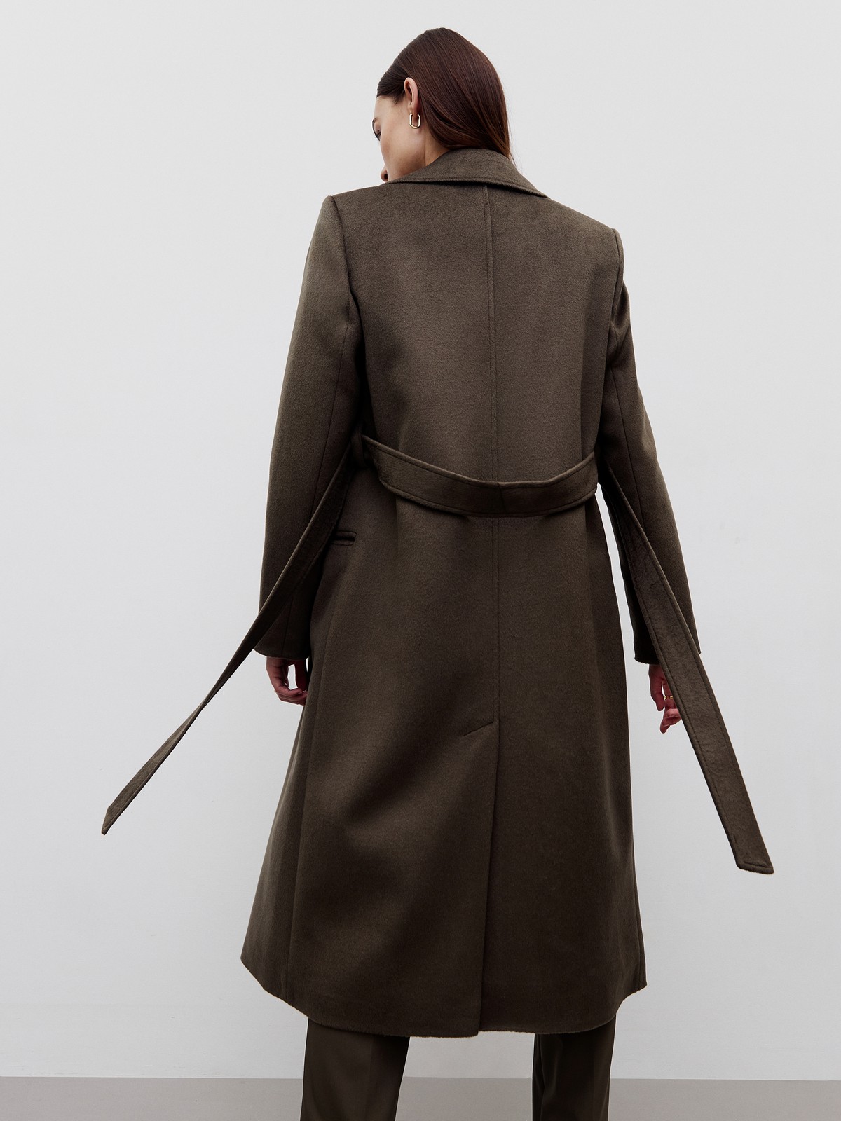 Двубортное пальто с ремнем, цвет: хаки Allweneed Двубортное пальто в стиле мужского пиджака с глянцевым отливом премиальной шерсти влюбляет в себя с первого взгляда! Лаконичное, но эффектное, оно добавит лоск любому образу. Акцентные плечи и лацканы создадут уверенный силуэт, а пояс вокруг талии подчеркнет женственность. Несмотря на большое количество строгих элементов и классический покрой, пальто будет особенно интересно смотреться в образах с платьями, широкими брюками.
Температурный режим до +5 C.
На модели размер XS