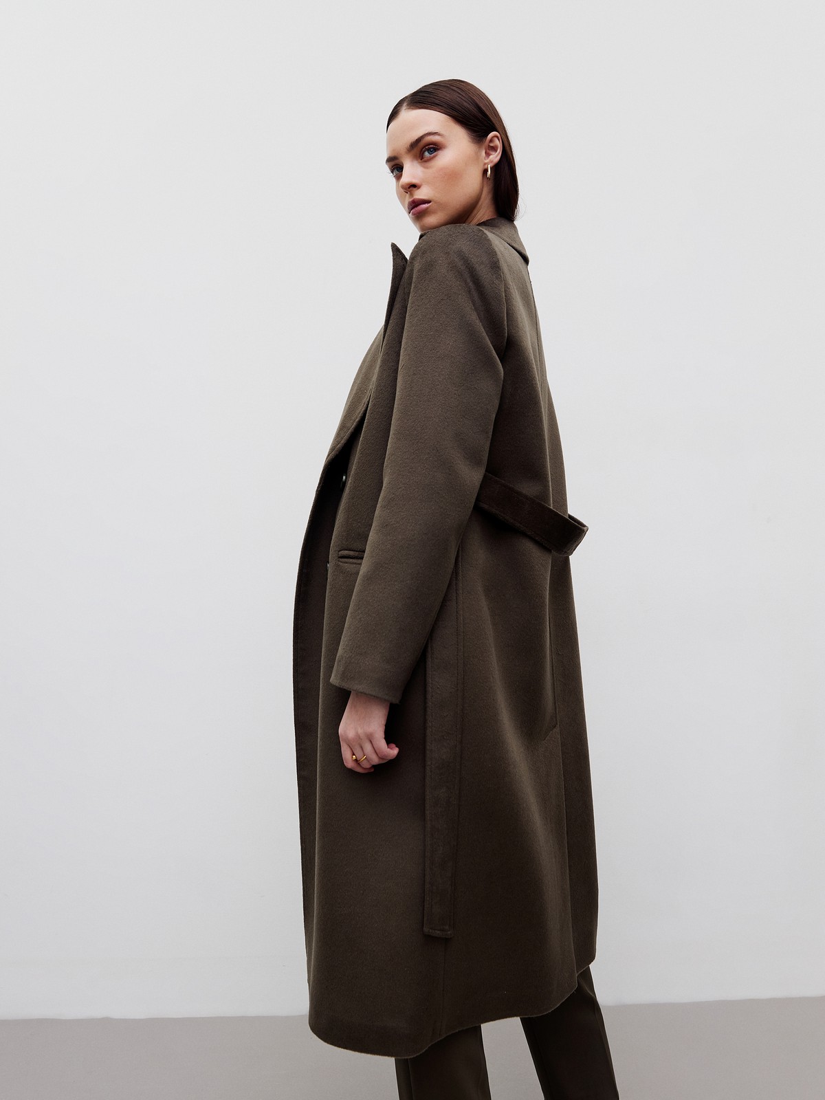 Двубортное пальто с ремнем, цвет: хаки Allweneed Двубортное пальто в стиле мужского пиджака с глянцевым отливом премиальной шерсти влюбляет в себя с первого взгляда! Лаконичное, но эффектное, оно добавит лоск любому образу. Акцентные плечи и лацканы создадут уверенный силуэт, а пояс вокруг талии подчеркнет женственность. Несмотря на большое количество строгих элементов и классический покрой, пальто будет особенно интересно смотреться в образах с платьями, широкими брюками.
Температурный режим до +5 C.
На модели размер XS