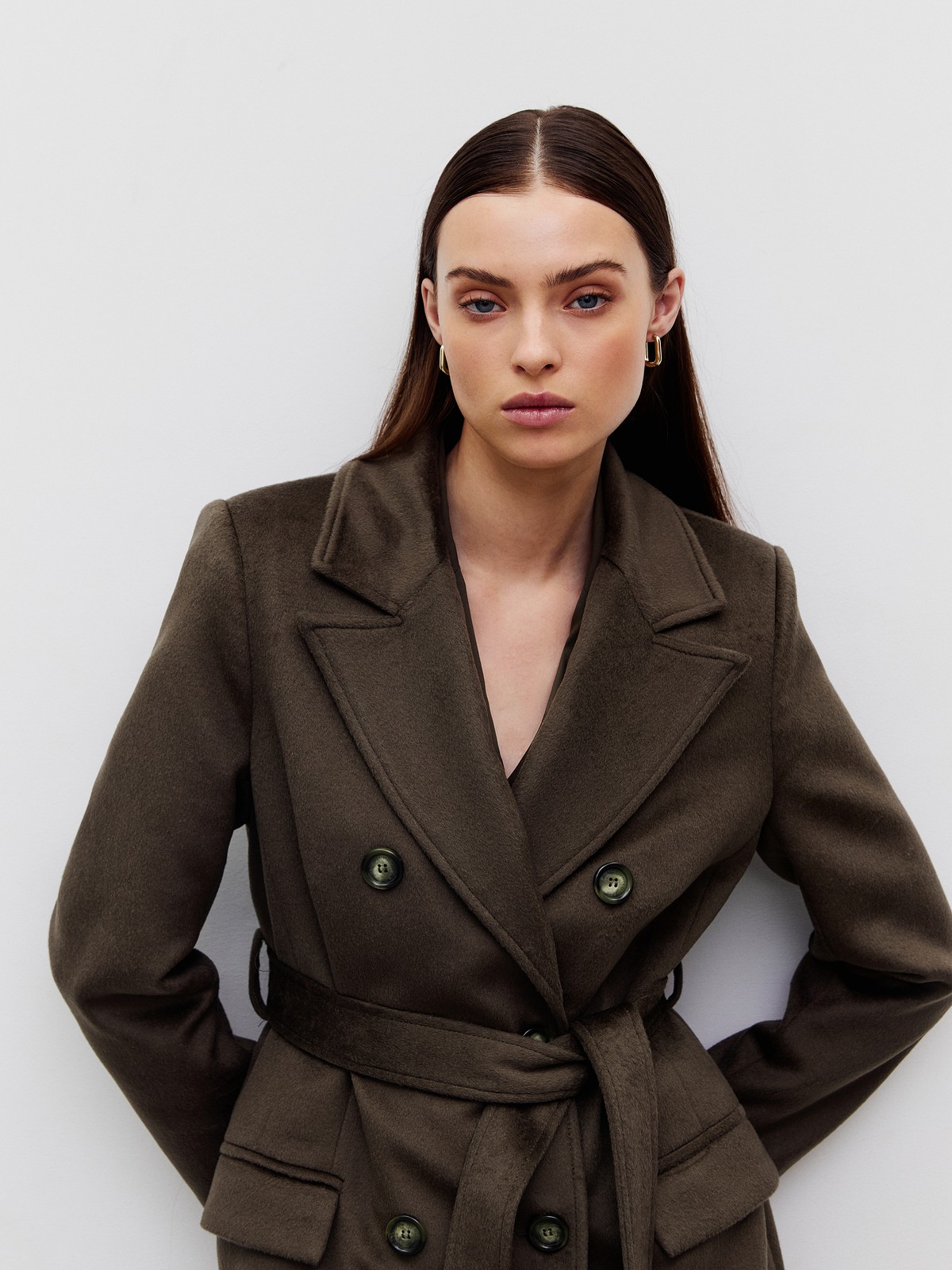 Двубортное пальто с ремнем, цвет: хаки Allweneed Двубортное пальто в стиле мужского пиджака с глянцевым отливом премиальной шерсти влюбляет в себя с первого взгляда! Лаконичное, но эффектное, оно добавит лоск любому образу. Акцентные плечи и лацканы создадут уверенный силуэт, а пояс вокруг талии подчеркнет женственность. Несмотря на большое количество строгих элементов и классический покрой, пальто будет особенно интересно смотреться в образах с платьями, широкими брюками.
Температурный режим до +5 C.
На модели размер XS