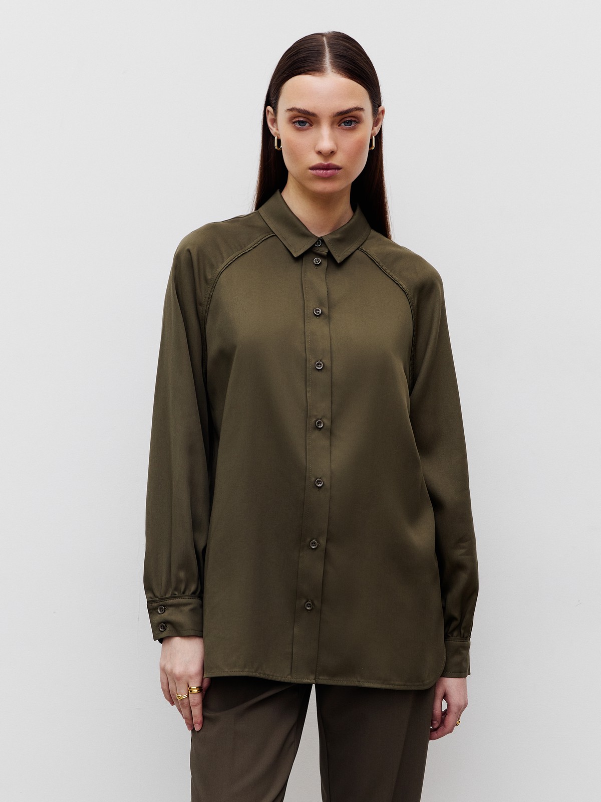 Рубашка с рукавом реглан, цвет: хаки Allweneed Рубашка с классическим воротником и горловиной-стойкой. Манжеты рубашки обрамлены кантом, рукав с легким дополнительным объемом. Сочетайте с джинсами или юбками из денима в расслабленных образах, а также в строгом офисном дресс-коде.
На модели размер XS