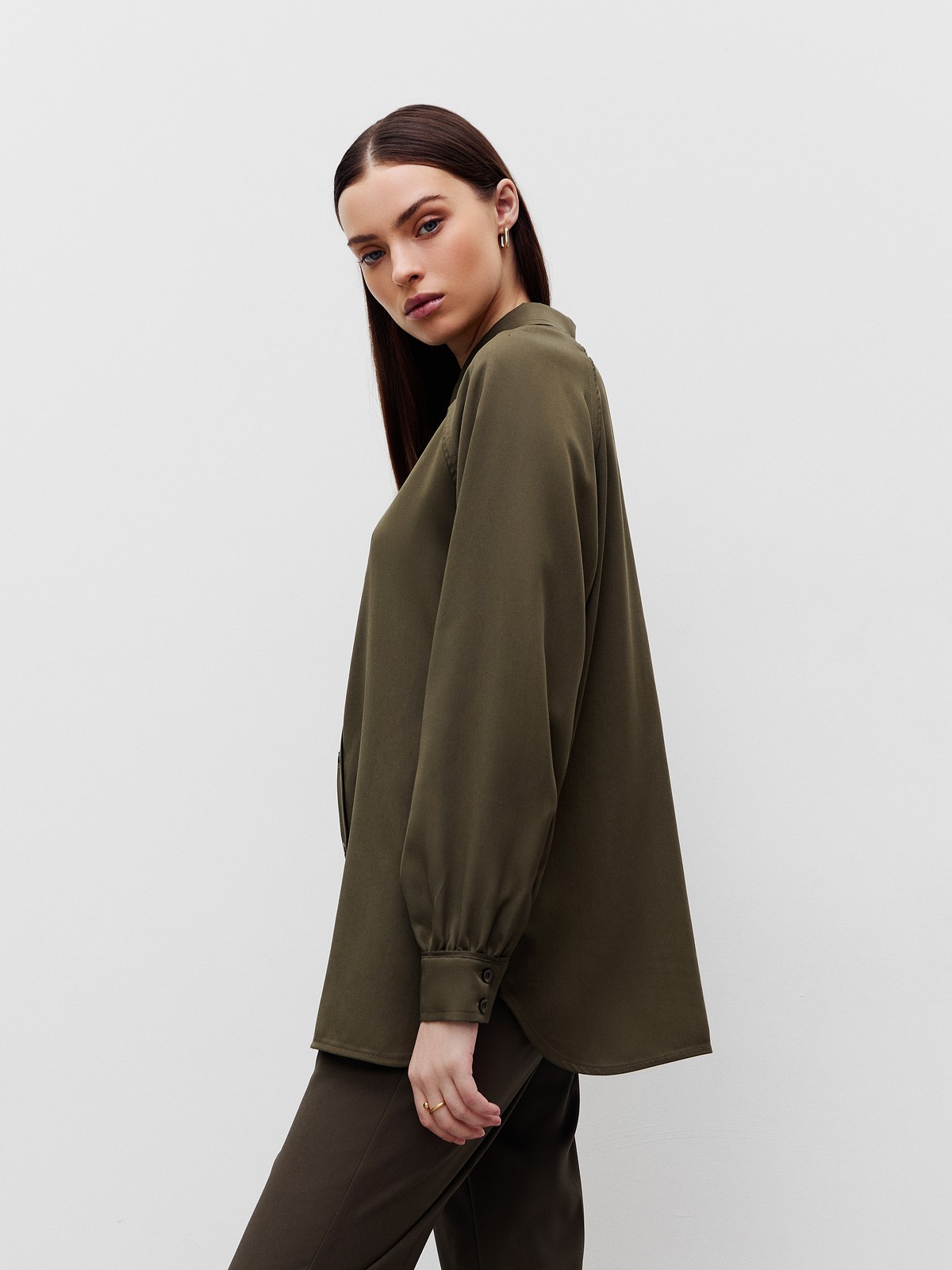 Рубашка с рукавом реглан, цвет: хаки Allweneed Рубашка с классическим воротником и горловиной-стойкой. Манжеты рубашки обрамлены кантом, рукав с легким дополнительным объемом. Сочетайте с джинсами или юбками из денима в расслабленных образах, а также в строгом офисном дресс-коде.
На модели размер XS