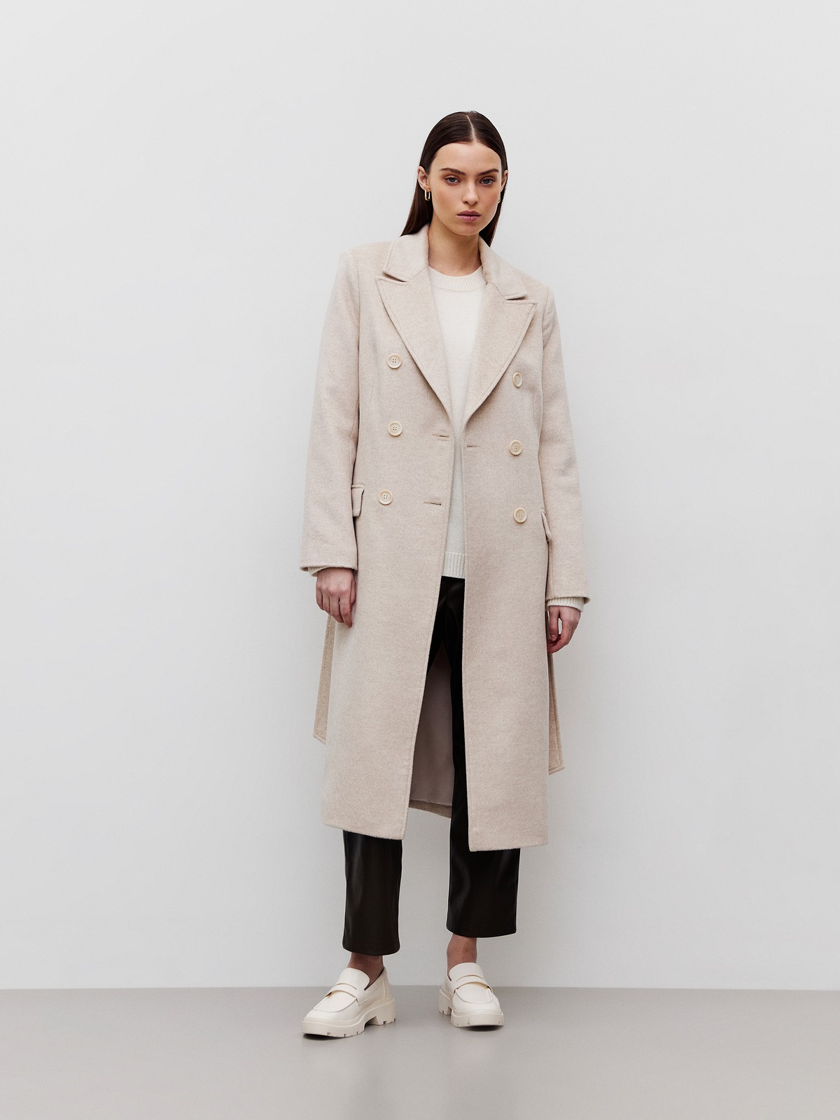 Двубортное пальто с ремнем, цвет: молочный Allweneed Двубортное пальто в стиле мужского пиджака с глянцевым отливом премиальной шерсти влюбляет в себя с первого взгляда! Лаконичное, но эффектное, оно добавит лоск любому образу. Акцентные плечи и лацканы создадут уверенный силуэт, а пояс вокруг талии подчеркнет женственность. Несмотря на большое количество строгих элементов и классический покрой, пальто будет особенно интересно смотреться в образах с платьями, широкими брюками.
Температурный режим до +5 C.
На модели размер XS