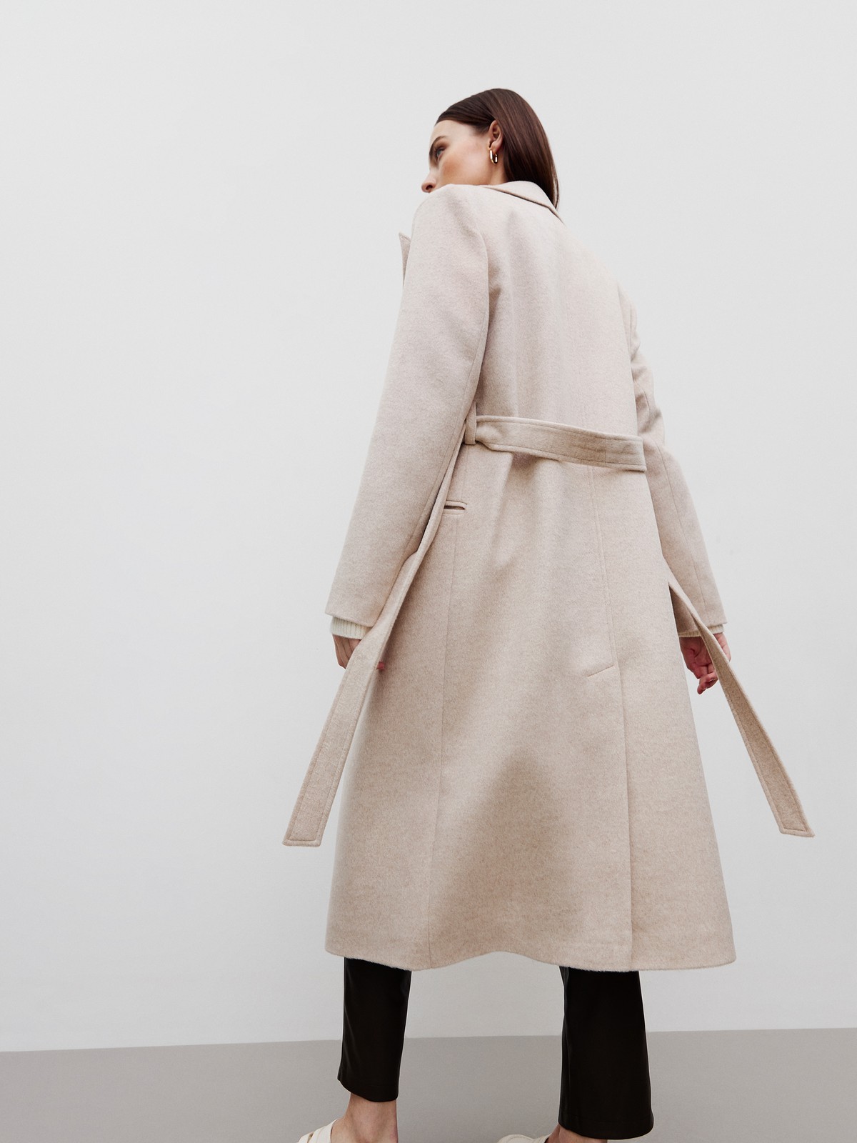 Двубортное пальто с ремнем, цвет: молочный Allweneed Двубортное пальто в стиле мужского пиджака с глянцевым отливом премиальной шерсти влюбляет в себя с первого взгляда! Лаконичное, но эффектное, оно добавит лоск любому образу. Акцентные плечи и лацканы создадут уверенный силуэт, а пояс вокруг талии подчеркнет женственность. Несмотря на большое количество строгих элементов и классический покрой, пальто будет особенно интересно смотреться в образах с платьями, широкими брюками.
Температурный режим до +5 C.
На модели размер XS