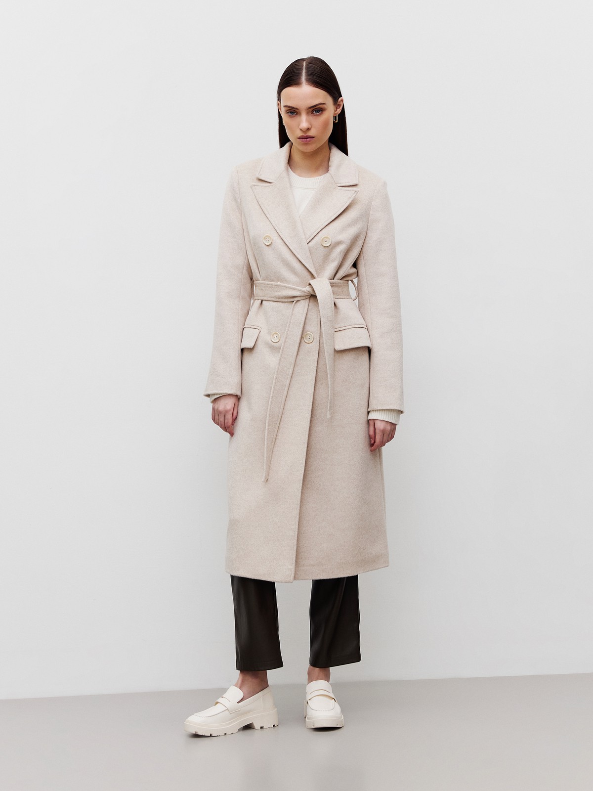 Двубортное пальто с ремнем, цвет: молочный Allweneed Двубортное пальто в стиле мужского пиджака с глянцевым отливом премиальной шерсти влюбляет в себя с первого взгляда! Лаконичное, но эффектное, оно добавит лоск любому образу. Акцентные плечи и лацканы создадут уверенный силуэт, а пояс вокруг талии подчеркнет женственность. Несмотря на большое количество строгих элементов и классический покрой, пальто будет особенно интересно смотреться в образах с платьями, широкими брюками.
Температурный режим до +5 C.
На модели размер XS