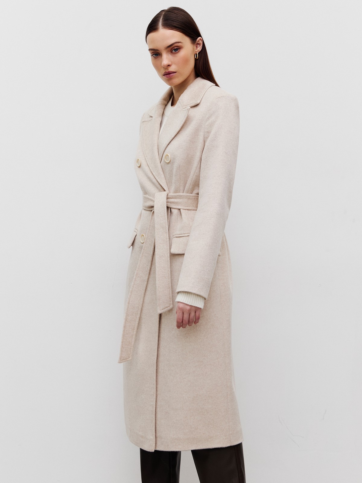 Двубортное пальто с ремнем, цвет: молочный Allweneed Двубортное пальто в стиле мужского пиджака с глянцевым отливом премиальной шерсти влюбляет в себя с первого взгляда! Лаконичное, но эффектное, оно добавит лоск любому образу. Акцентные плечи и лацканы создадут уверенный силуэт, а пояс вокруг талии подчеркнет женственность. Несмотря на большое количество строгих элементов и классический покрой, пальто будет особенно интересно смотреться в образах с платьями, широкими брюками.
Температурный режим до +5 C.
На модели размер XS