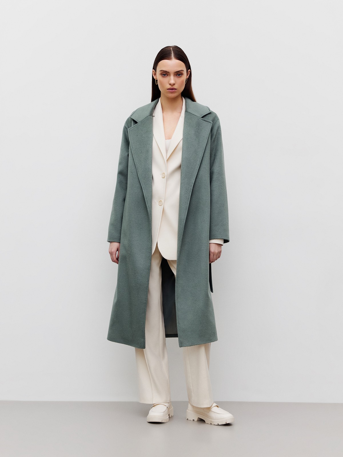 Пальто-халат, цвет: оливковый Allweneed
Наш бестселлер, пальто-халат с отложным воротником и треугольными лацканами. Теплая шерсть с мягким отливом - лучший материал для демисезонного пальто. Мы любим это пальто за мягкий нрав: свободный фасон без застежки, широкий пояс, которым можно подчеркнуть талию или оставить пальто распахнутым при желании. Лаконичность линий делает его универсальным для практически любого образа и стиля.
Температурный режим до +5 C.
На модели размер XS