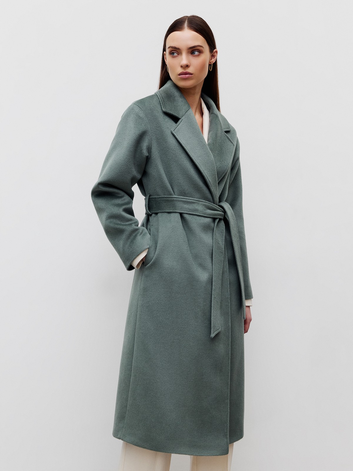 Пальто-халат, цвет: оливковый Allweneed
Наш бестселлер, пальто-халат с отложным воротником и треугольными лацканами. Теплая шерсть с мягким отливом - лучший материал для демисезонного пальто. Мы любим это пальто за мягкий нрав: свободный фасон без застежки, широкий пояс, которым можно подчеркнуть талию или оставить пальто распахнутым при желании. Лаконичность линий делает его универсальным для практически любого образа и стиля.
Температурный режим до +5 C.
На модели размер XS