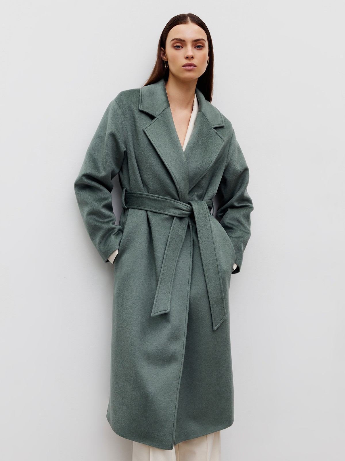 Пальто-халат, цвет: оливковый Allweneed
Наш бестселлер, пальто-халат с отложным воротником и треугольными лацканами. Теплая шерсть с мягким отливом - лучший материал для демисезонного пальто. Мы любим это пальто за мягкий нрав: свободный фасон без застежки, широкий пояс, которым можно подчеркнуть талию или оставить пальто распахнутым при желании. Лаконичность линий делает его универсальным для практически любого образа и стиля.
Температурный режим до +5 C.
На модели размер XS