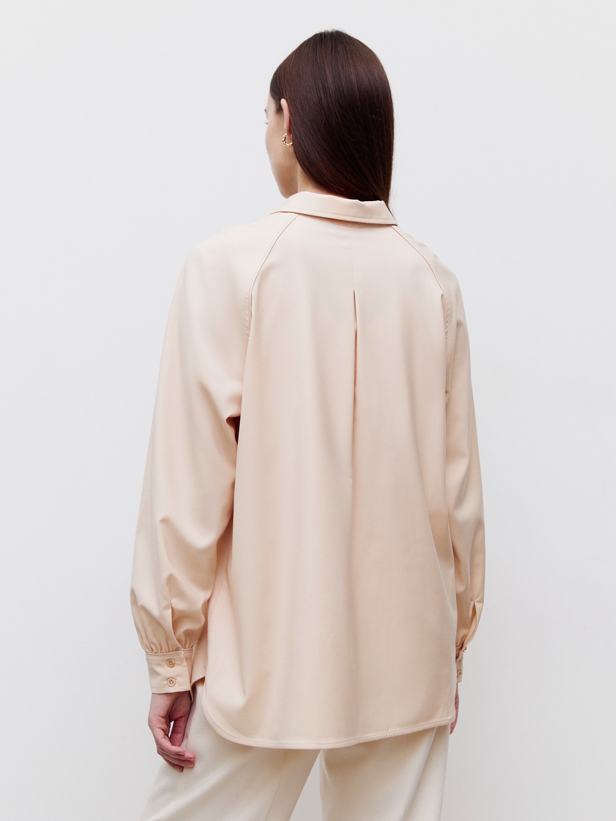 Рубашка с рукавом реглан, цвет: бежевый Allweneed Рубашка с классическим воротником и горловиной-стойкой. Манжеты рубашки обрамлены кантом, рукав с легким дополнительным объемом. Сочетайте с джинсами или юбками из денима в расслабленных образах, а также в строгом офисном дресс-коде.
На модели размер XS