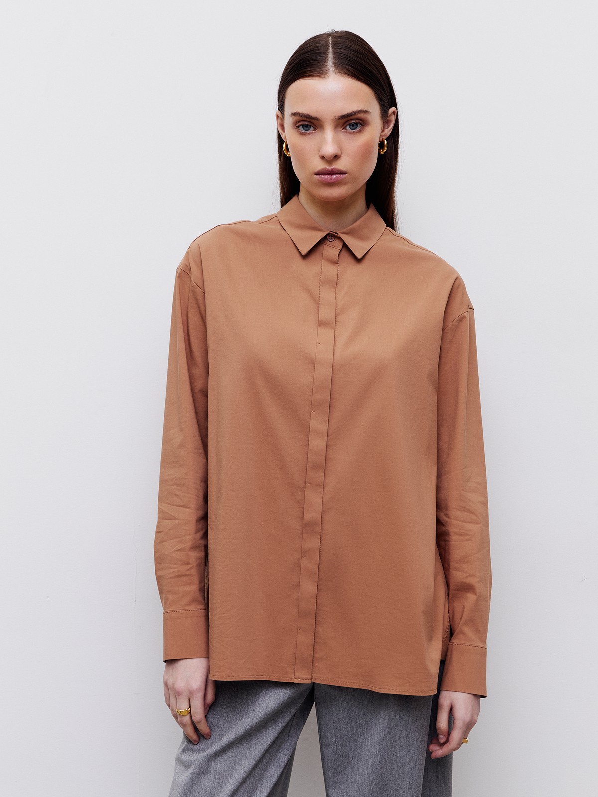 Рубашка oversize, цвет: светло- коричневый Allweneed Рубашка oversize кроя с отложным воротником изастежкой на пуговицы. Длинные рукава с классическими манжетами. Слегка удлиненная спинка. Носите навыпуск или заправленной в контрастную юбку, шорты или брюки.