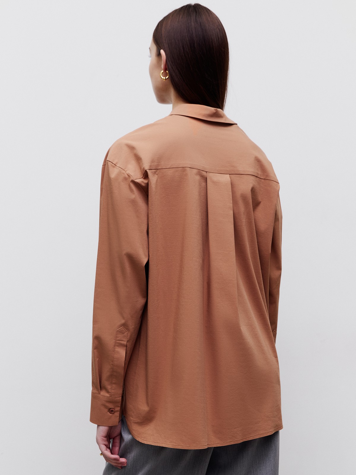 Рубашка oversize, цвет: светло- коричневый Allweneed Рубашка oversize кроя с отложным воротником изастежкой на пуговицы. Длинные рукава с классическими манжетами. Слегка удлиненная спинка. Носите навыпуск или заправленной в контрастную юбку, шорты или брюки.