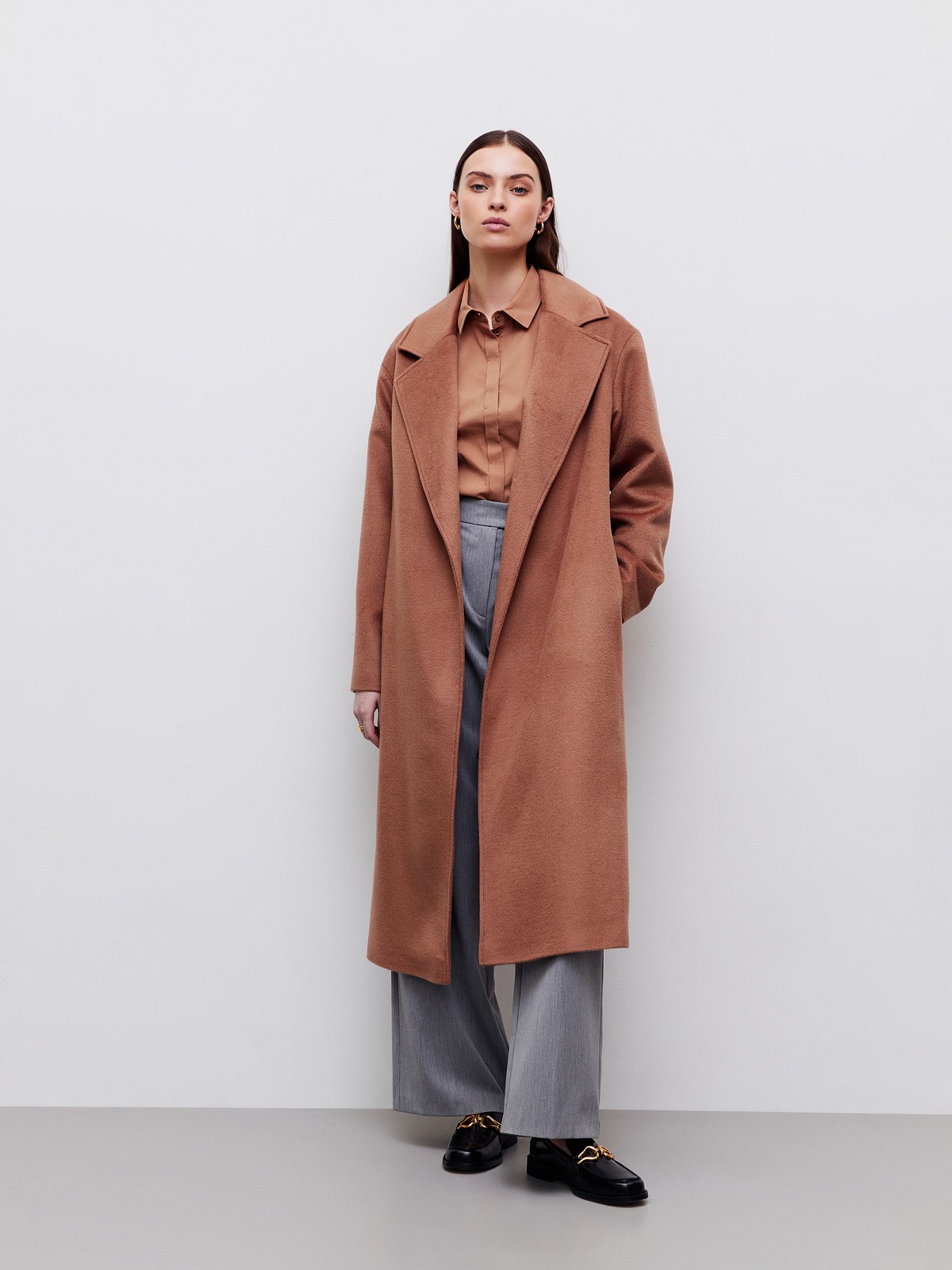 Пальто-халат, цвет: кэмел Allweneed
Наш бестселлер, пальто-халат с отложным воротником и треугольными лацканами. Теплая шерсть с мягким отливом - лучший материал для демисезонного пальто. Мы любим это пальто за мягкий нрав: свободный фасон без застежки, широкий пояс, которым можно подчеркнуть талию или оставить пальто распахнутым при желании. Лаконичность линий делает его универсальным для практически любого образа и стиля.
Температурный режим до +5 C.
На модели размер XS