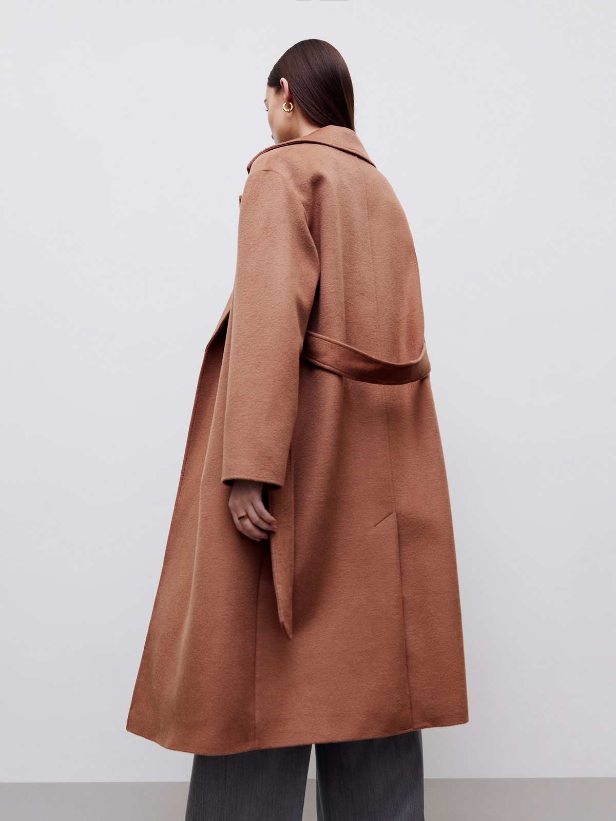 Пальто-халат, цвет: кэмел Allweneed
Наш бестселлер, пальто-халат с отложным воротником и треугольными лацканами. Теплая шерсть с мягким отливом - лучший материал для демисезонного пальто. Мы любим это пальто за мягкий нрав: свободный фасон без застежки, широкий пояс, которым можно подчеркнуть талию или оставить пальто распахнутым при желании. Лаконичность линий делает его универсальным для практически любого образа и стиля.
Температурный режим до +5 C.
На модели размер XS