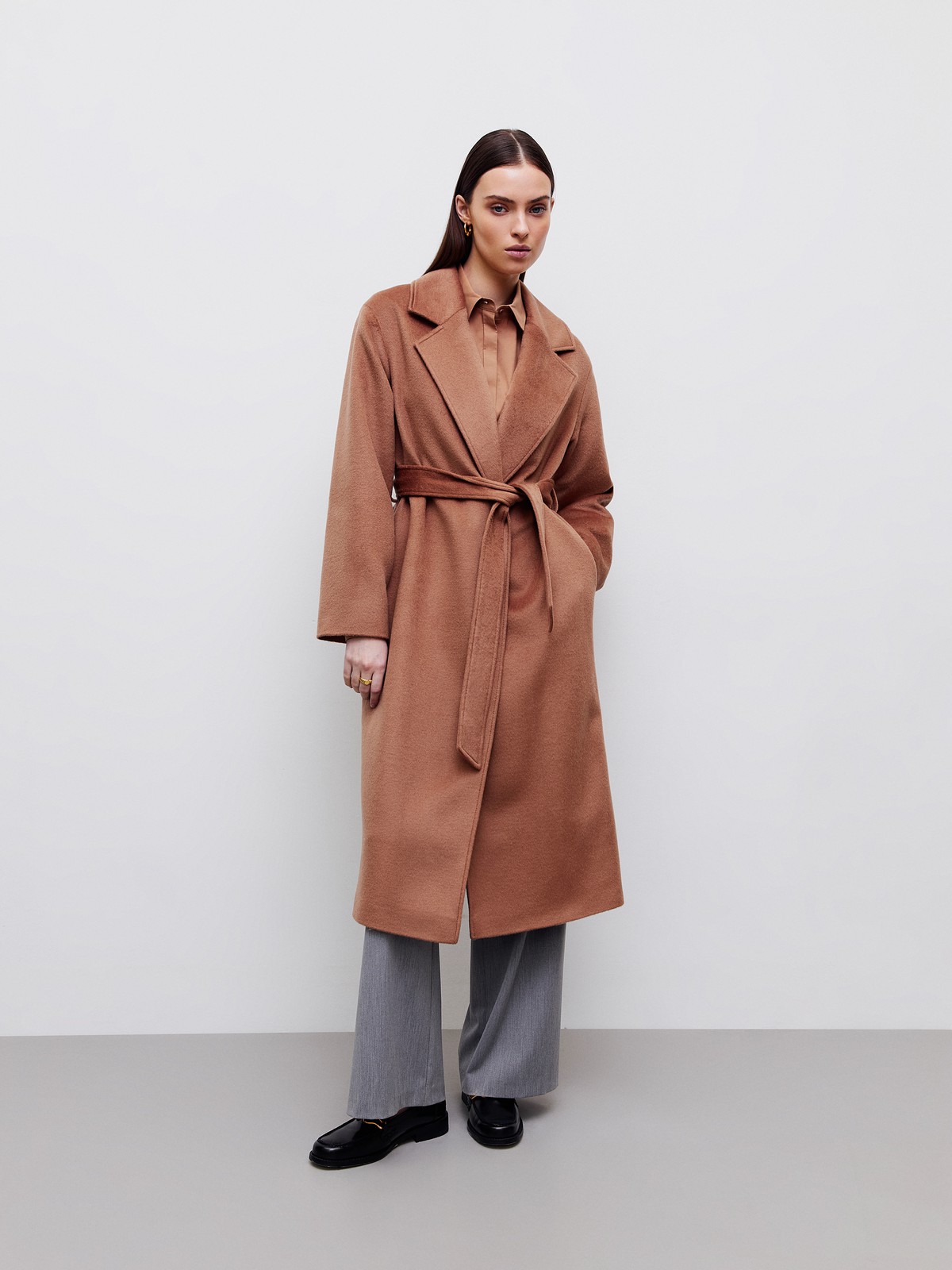 Пальто-халат, цвет: кэмел Allweneed
Наш бестселлер, пальто-халат с отложным воротником и треугольными лацканами. Теплая шерсть с мягким отливом - лучший материал для демисезонного пальто. Мы любим это пальто за мягкий нрав: свободный фасон без застежки, широкий пояс, которым можно подчеркнуть талию или оставить пальто распахнутым при желании. Лаконичность линий делает его универсальным для практически любого образа и стиля.
Температурный режим до +5 C.
На модели размер XS