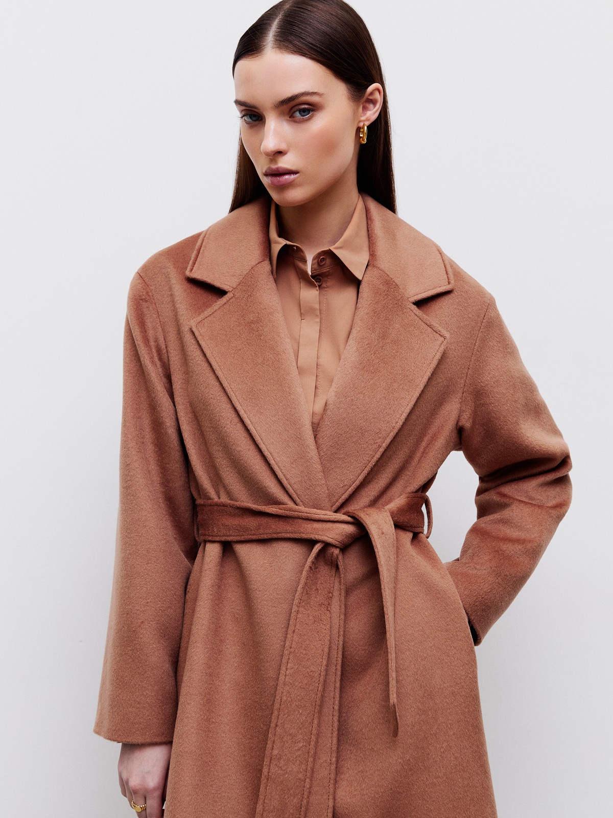 Пальто-халат, цвет: кэмел Allweneed
Наш бестселлер, пальто-халат с отложным воротником и треугольными лацканами. Теплая шерсть с мягким отливом - лучший материал для демисезонного пальто. Мы любим это пальто за мягкий нрав: свободный фасон без застежки, широкий пояс, которым можно подчеркнуть талию или оставить пальто распахнутым при желании. Лаконичность линий делает его универсальным для практически любого образа и стиля.
Температурный режим до +5 C.
На модели размер XS