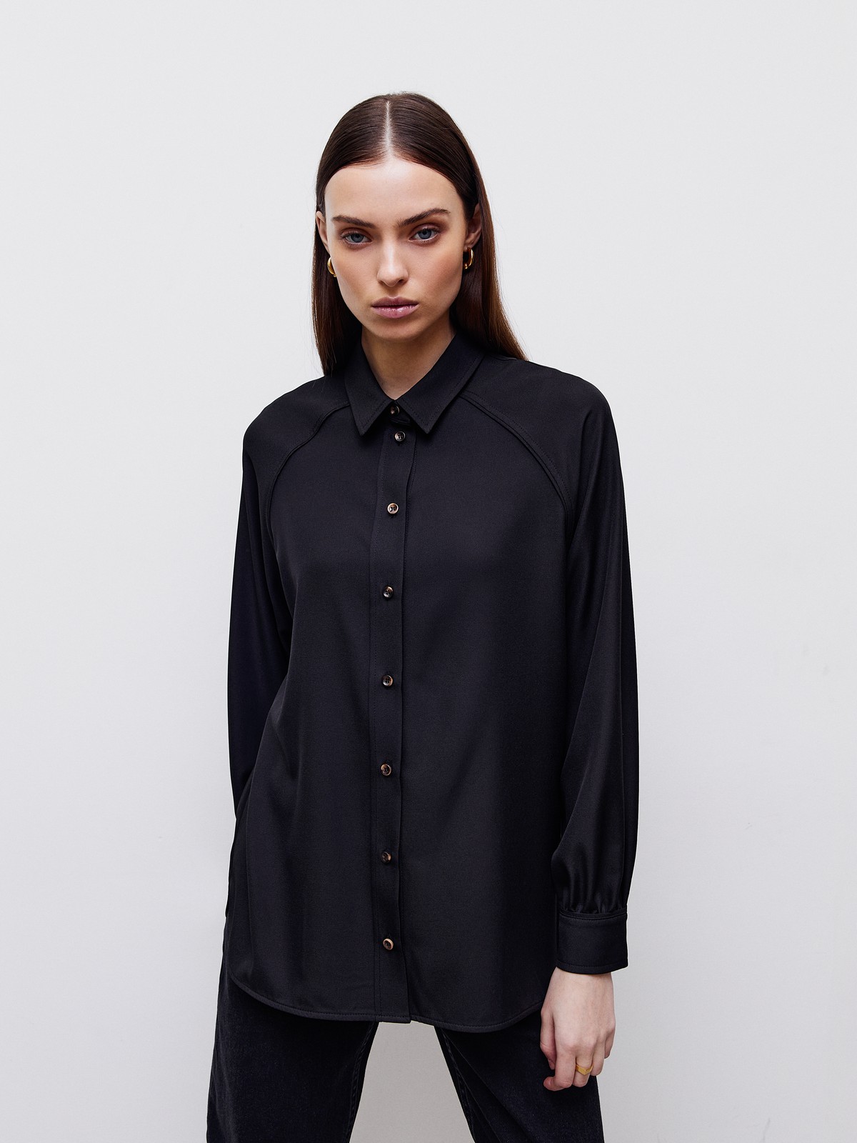 Рубашка с рукавом реглан, цвет: Черный Allweneed Рубашка с классическим воротником и горловиной-стойкой. Манжеты рубашки обрамлены кантом, рукав с легким дополнительным объемом. Сочетайте с джинсами или юбками из денима в расслабленных образах, а также в строгом офисном дресс-коде.
На модели размер XS