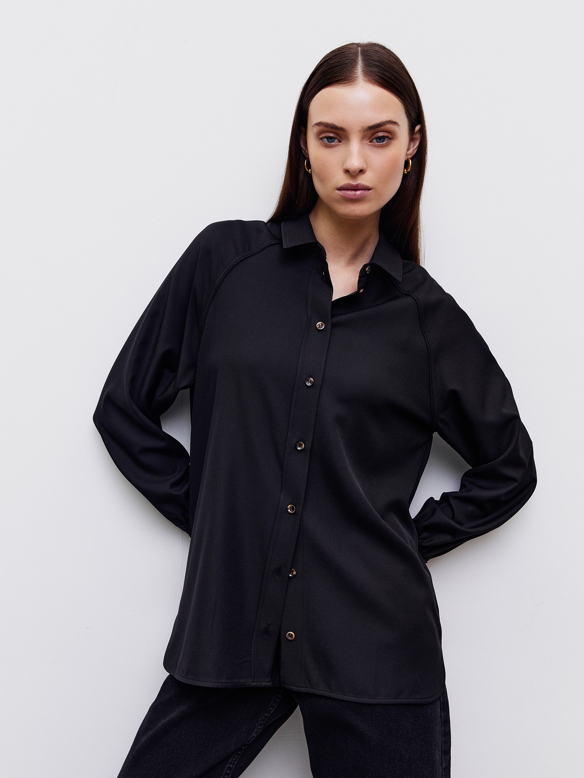 Рубашка с рукавом реглан, цвет: Черный Allweneed Рубашка с классическим воротником и горловиной-стойкой. Манжеты рубашки обрамлены кантом, рукав с легким дополнительным объемом. Сочетайте с джинсами или юбками из денима в расслабленных образах, а также в строгом офисном дресс-коде.
На модели размер XS