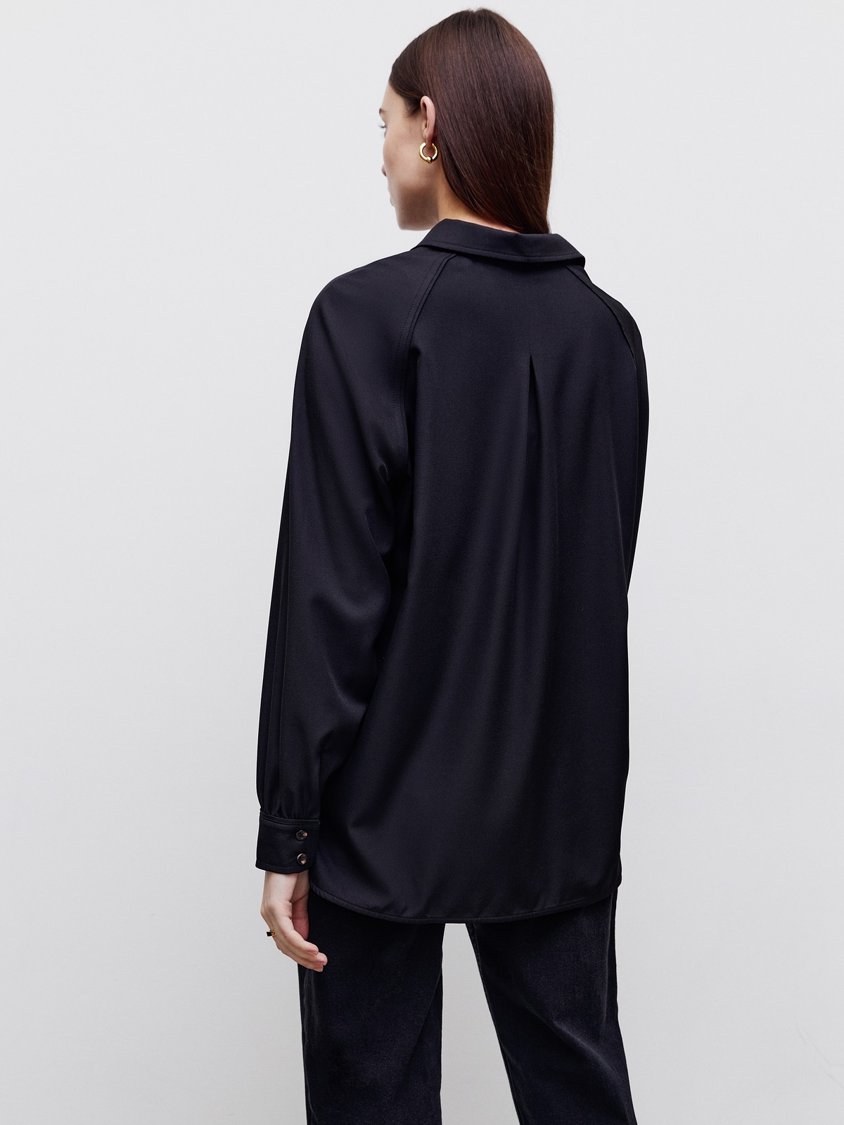 Рубашка с рукавом реглан, цвет: Черный Allweneed Рубашка с классическим воротником и горловиной-стойкой. Манжеты рубашки обрамлены кантом, рукав с легким дополнительным объемом. Сочетайте с джинсами или юбками из денима в расслабленных образах, а также в строгом офисном дресс-коде.
На модели размер XS